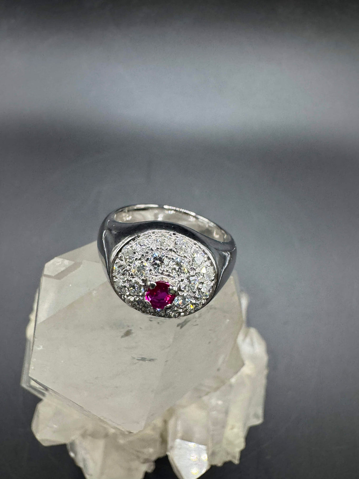 Hochwertiger Vintage Ring in 18 Karat Weißgold mit Rubin & Diamanten