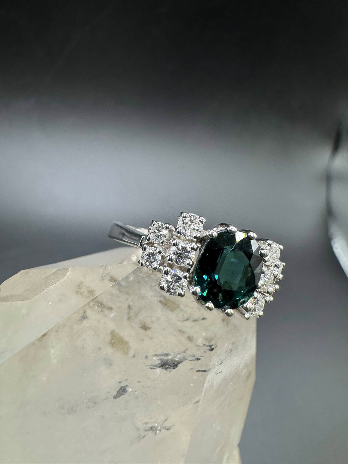 Steinbetonter Ring in 14 Karat Weißgold mit Saphir & Brillanten