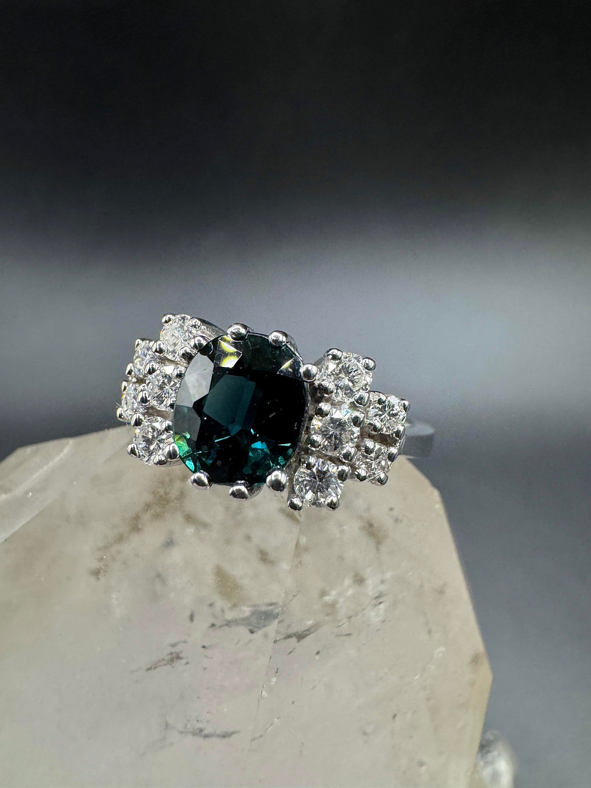 Steinbetonter Ring in 14 Karat Weißgold mit Saphir & Brillanten