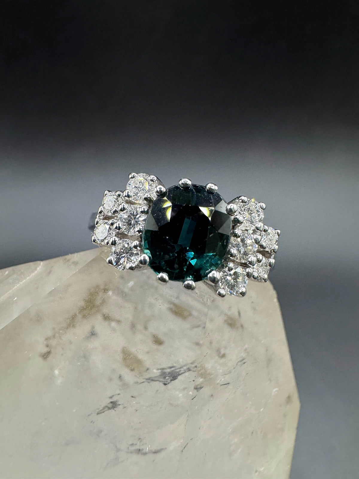 Steinbetonter Ring in 14 Karat Weißgold mit Saphir & Brillanten