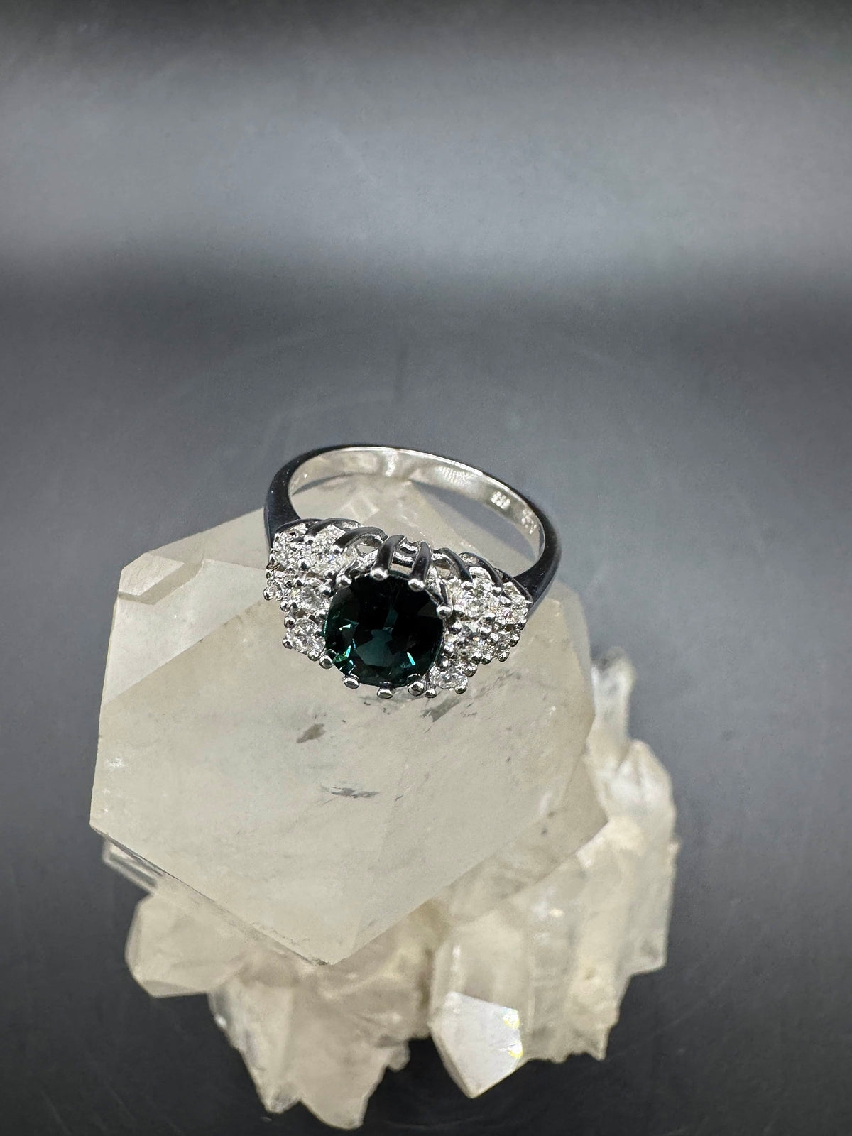 Steinbetonter Ring in 14 Karat Weißgold mit Saphir & Brillanten
