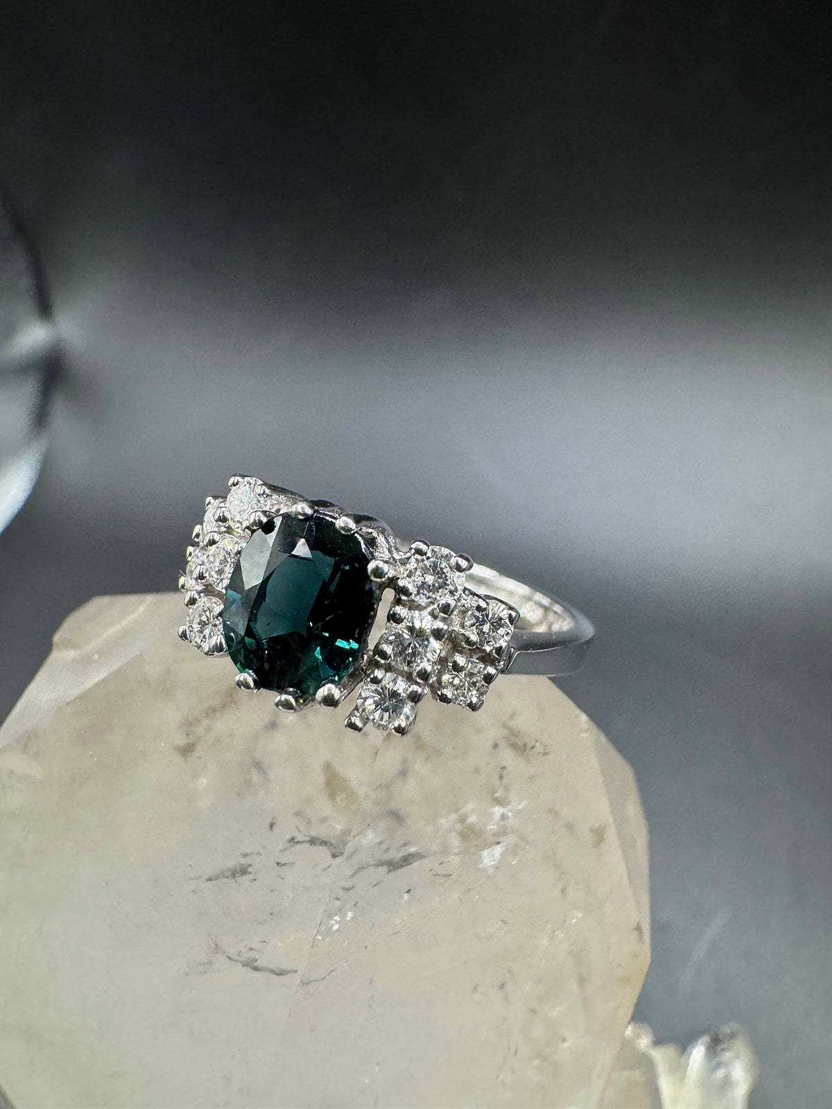 Steinbetonter Ring in 14 Karat Weißgold mit Saphir & Brillanten