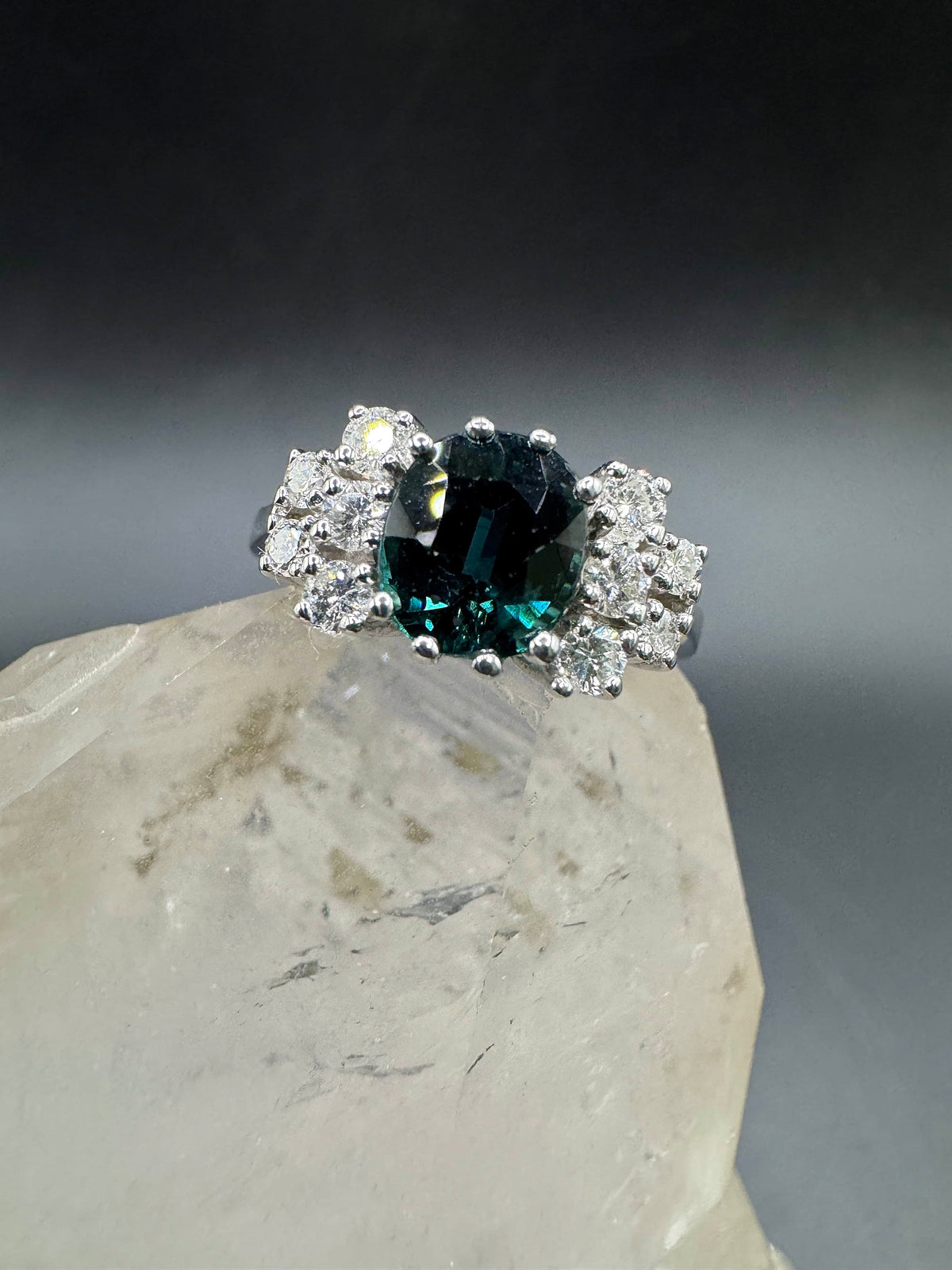 Steinbetonter Ring in 14 Karat Weißgold mit Saphir & Brillanten