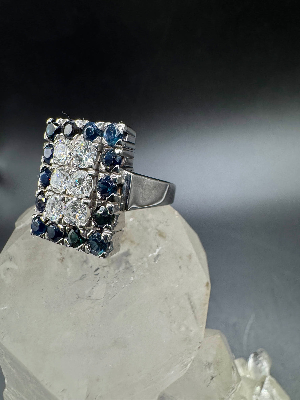 Prunkvoller Vintage Ring in 14 Karat Weißgold mit Brillanten & Saphiren