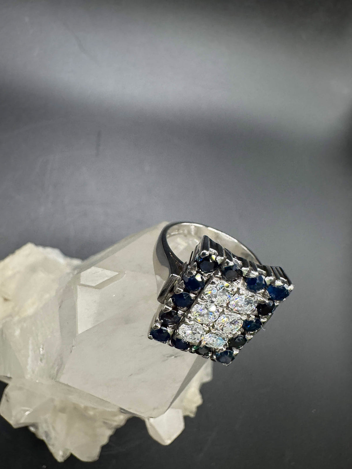 Prunkvoller Vintage Ring in 14 Karat Weißgold mit Brillanten & Saphiren