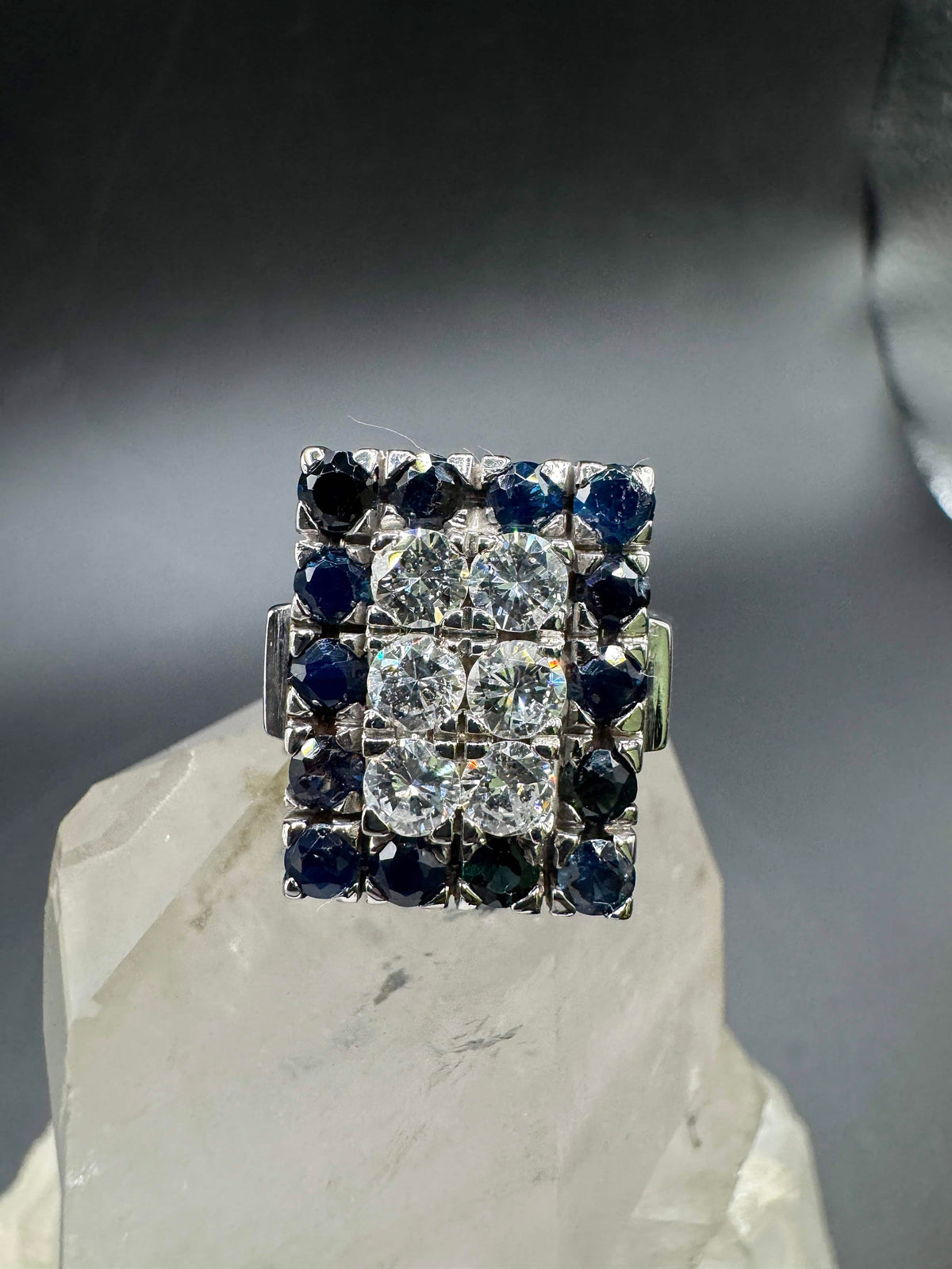 Prunkvoller Vintage Ring in 14 Karat Weißgold mit Brillanten & Saphiren