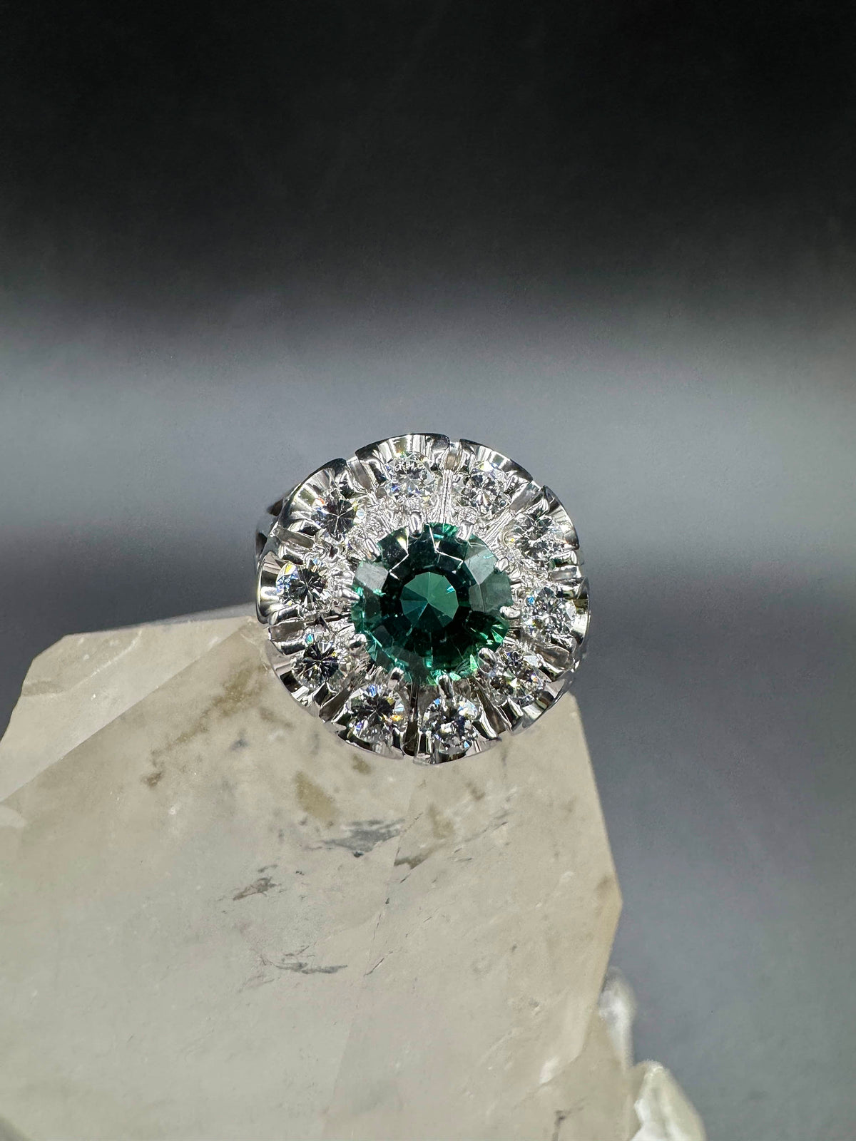 Handgefertigter Ring in 18 Karat Weißgold mit Lagoon-Turmalin & Brillanten