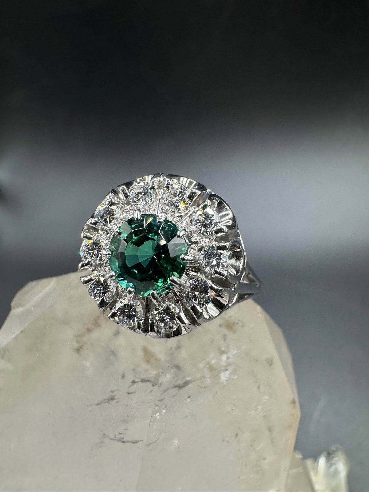 Handgefertigter Ring in 18 Karat Weißgold mit Lagoon-Turmalin & Brillanten