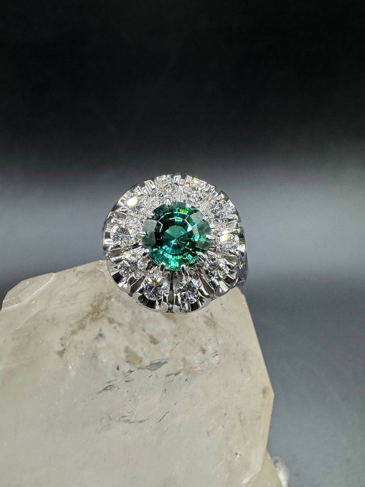 Handgefertigter Ring in 18 Karat Weißgold mit Lagoon-Turmalin & Brillanten
