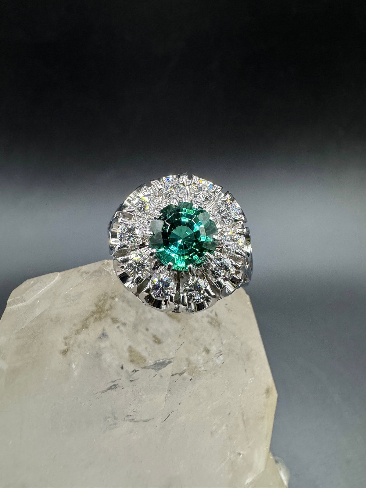 Handgefertigter Ring in 18 Karat Weißgold mit Lagoon-Turmalin & Brillanten