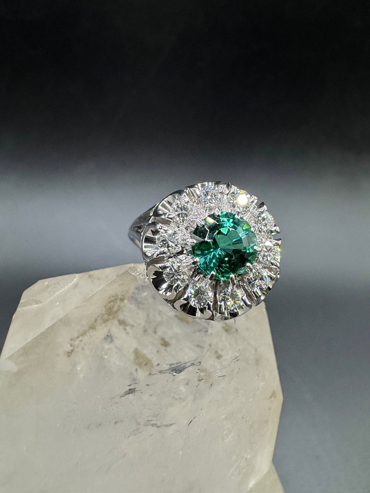 Handgefertigter Ring in 18 Karat Weißgold mit Lagoon-Turmalin & Brillanten