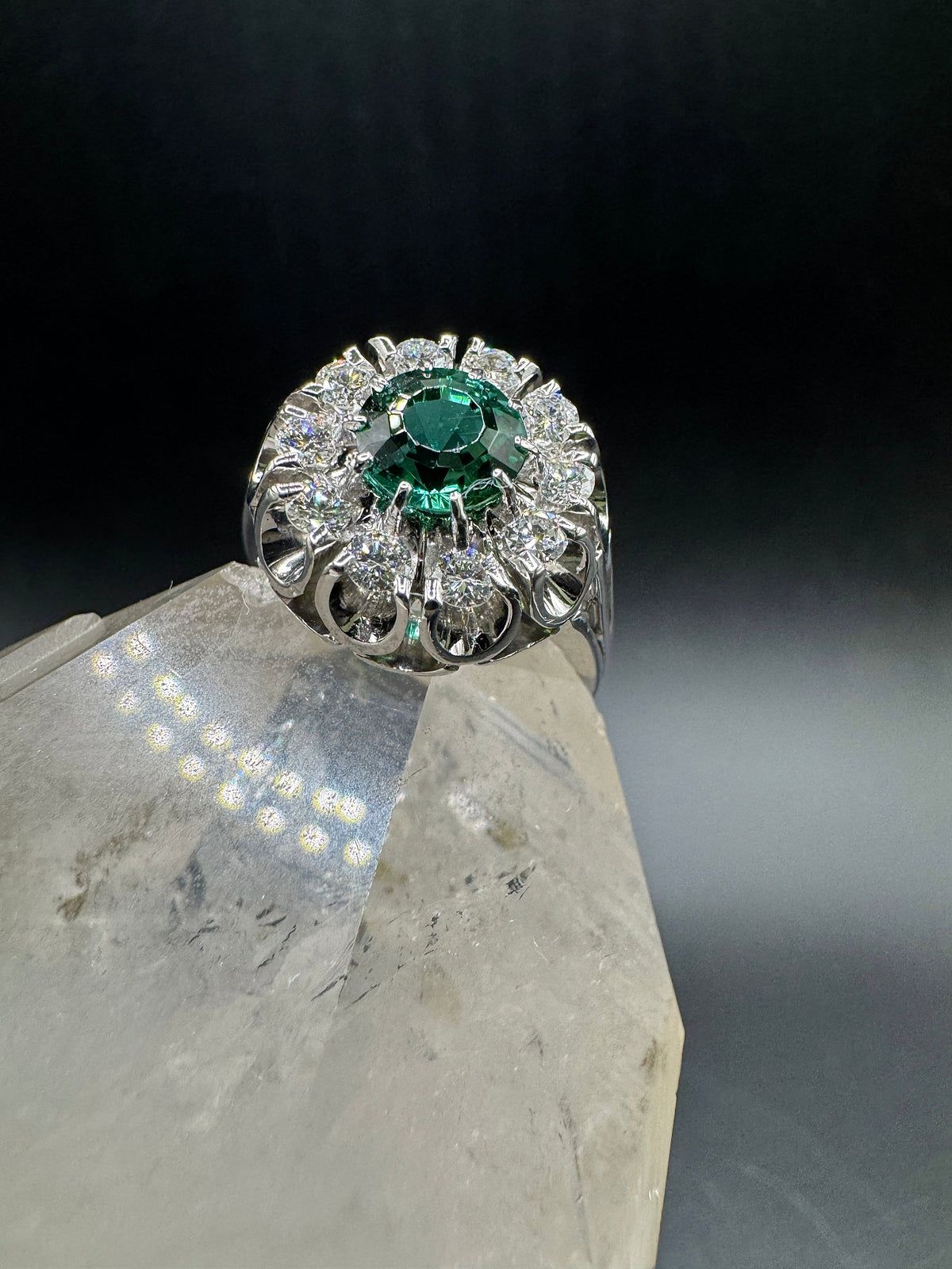 Handgefertigter Ring in 18 Karat Weißgold mit Lagoon-Turmalin & Brillanten