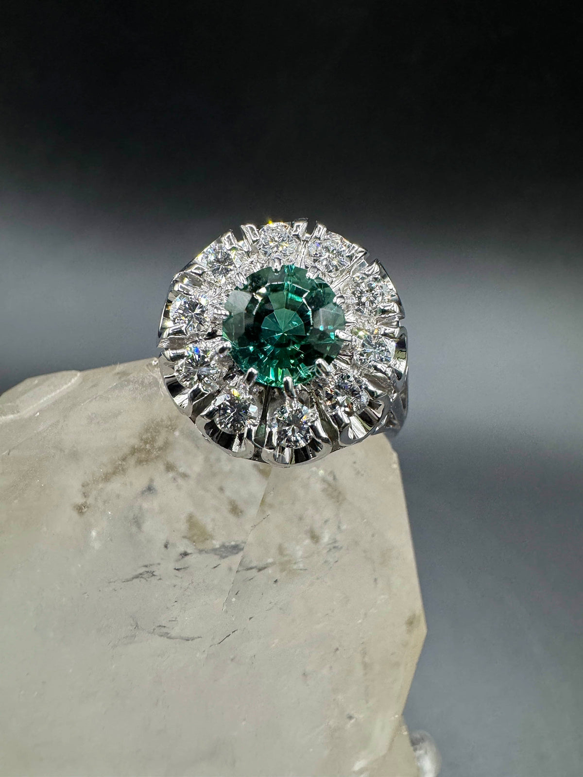 Handgefertigter Ring in 18 Karat Weißgold mit Lagoon-Turmalin & Brillanten