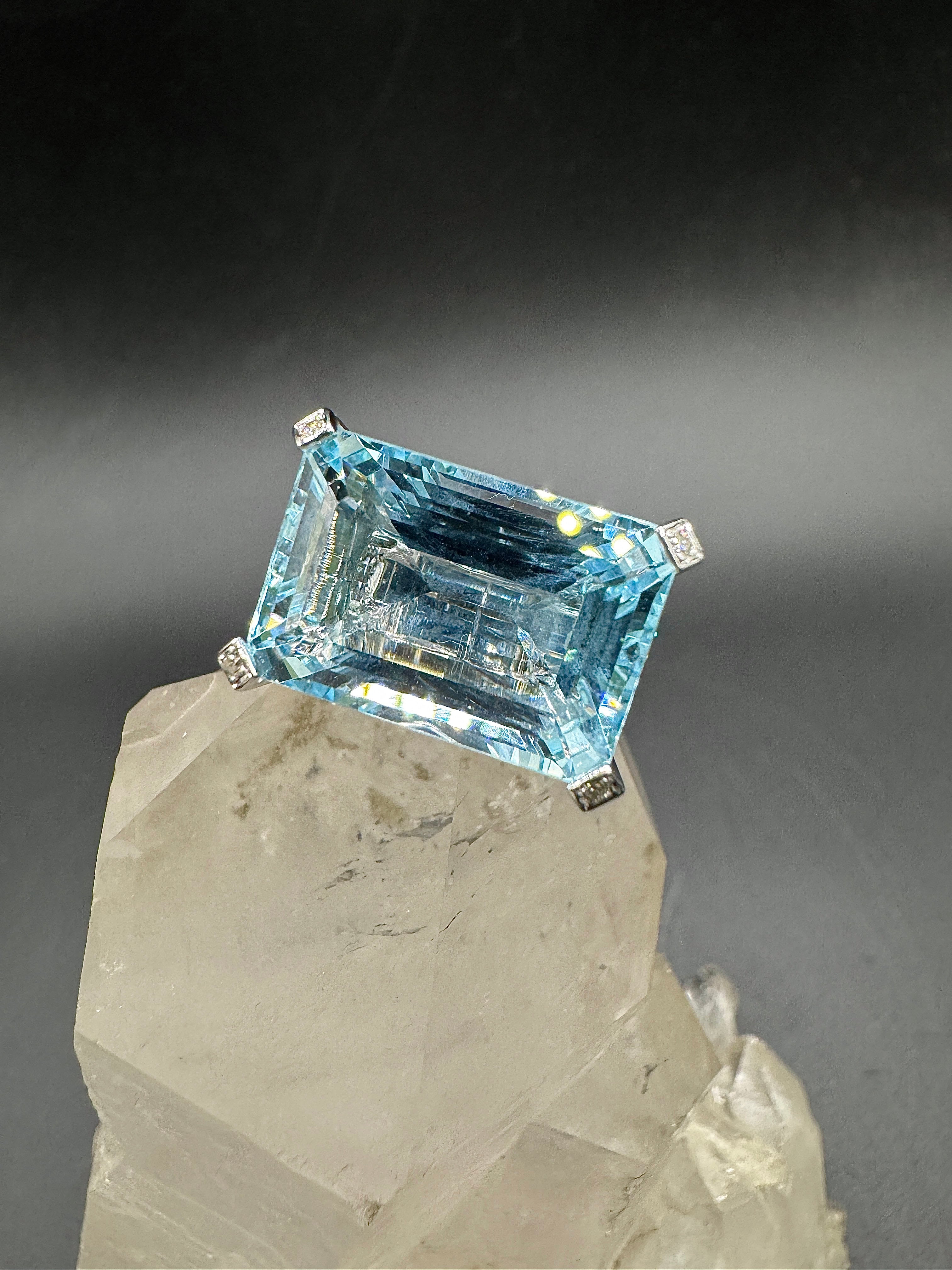 Prunkvoller Cocktailring in 18 Karat Weißgold mit feinem Aquamarin und Brillanten