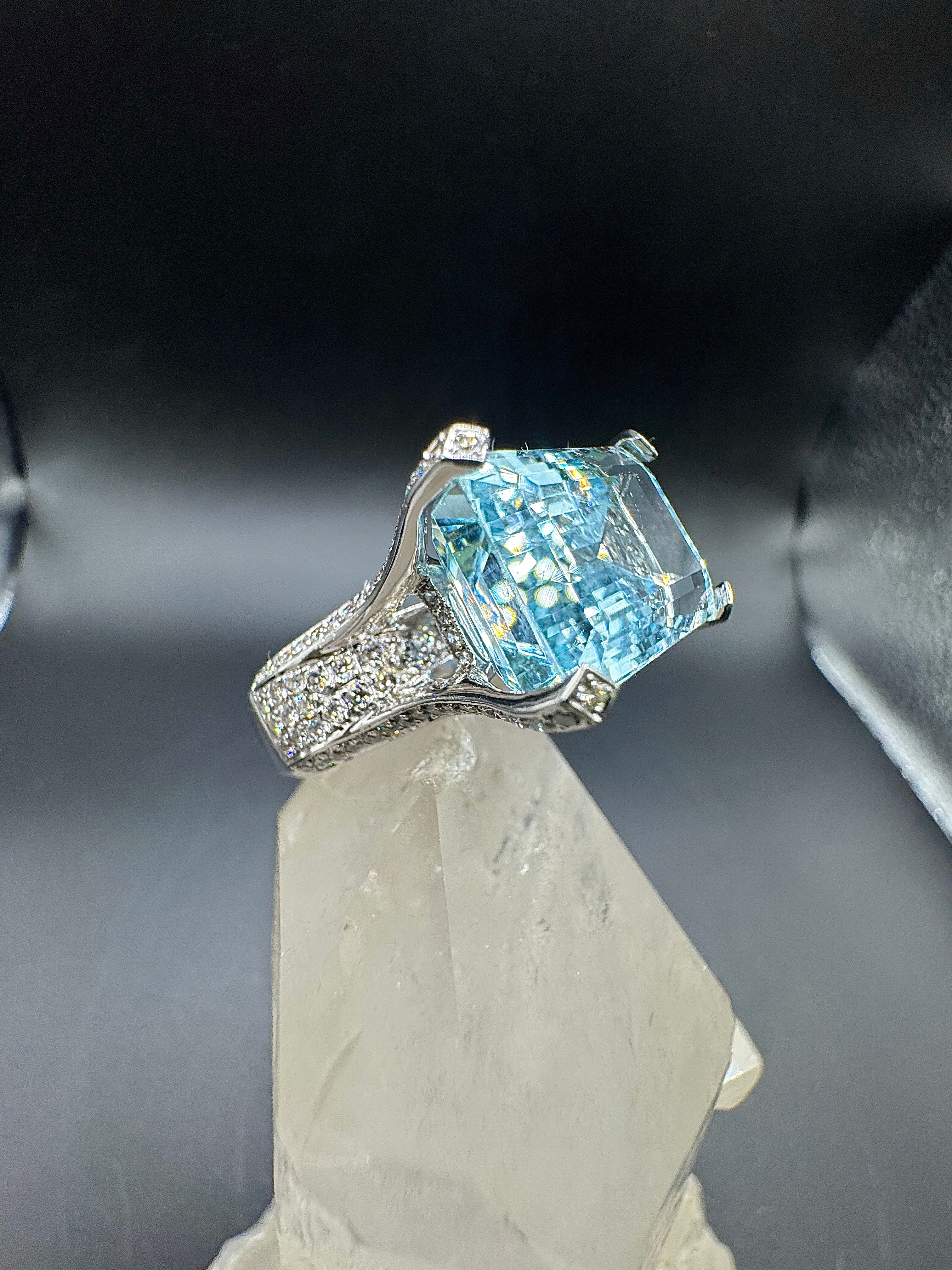 Prunkvoller Cocktailring in 18 Karat Weißgold mit feinem Aquamarin und Brillanten