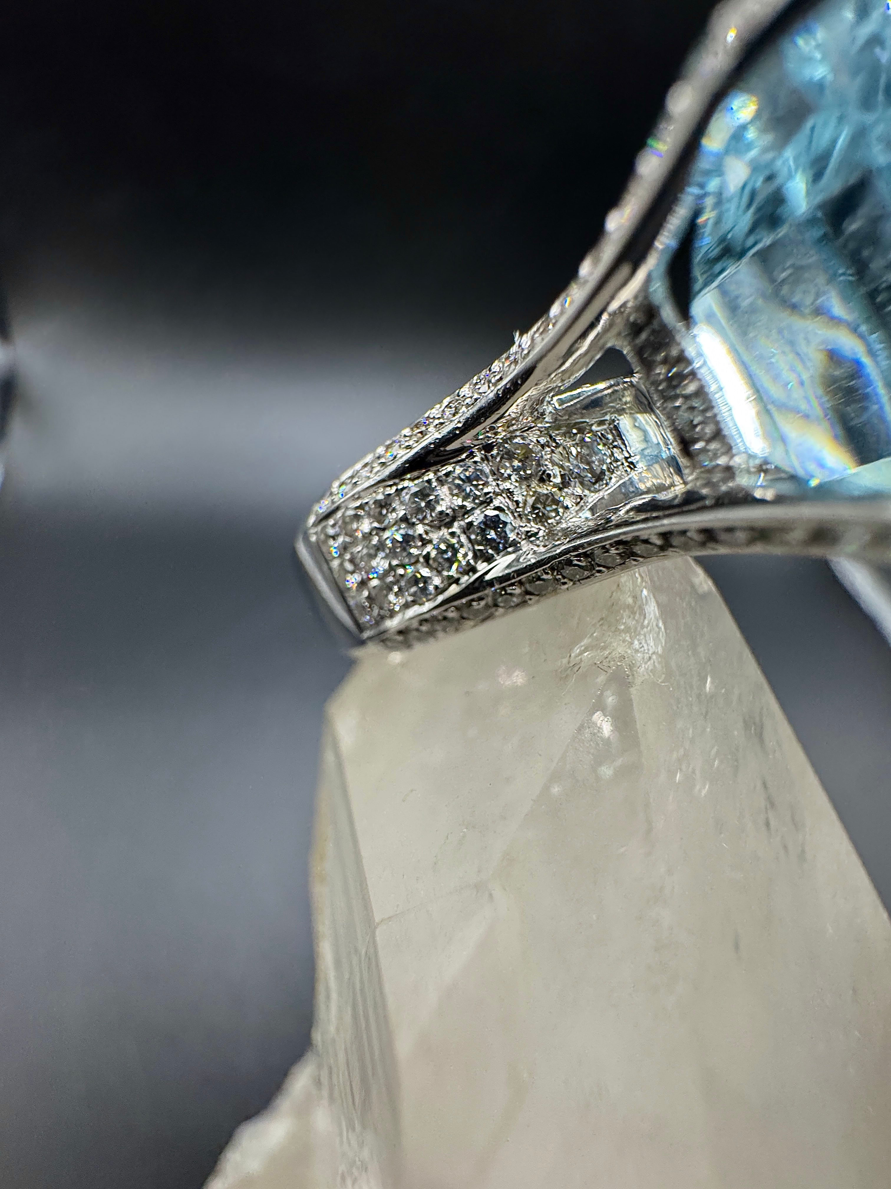 Prunkvoller Cocktailring in 18 Karat Weißgold mit feinem Aquamarin und Brillanten
