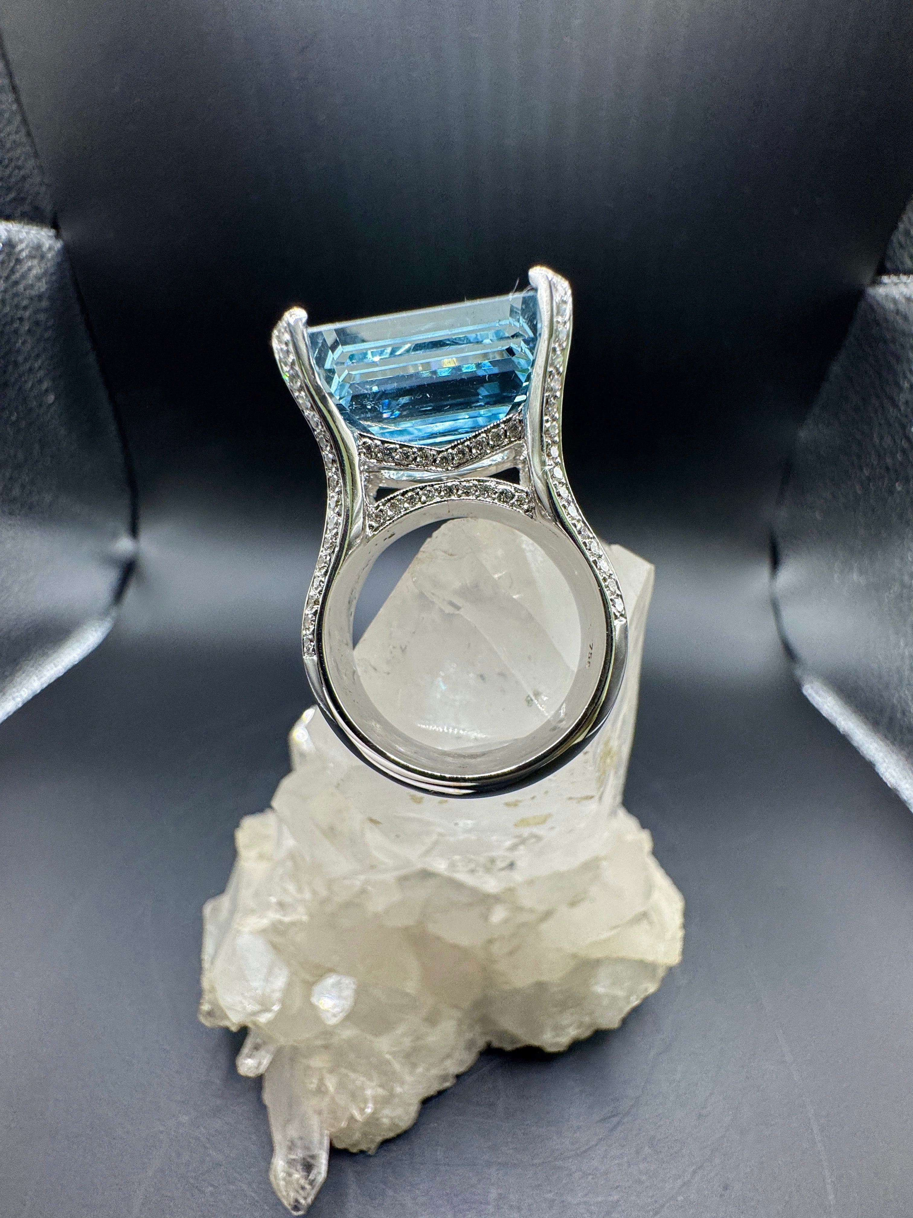 Prunkvoller Cocktailring in 18 Karat Weißgold mit feinem Aquamarin und Brillanten
