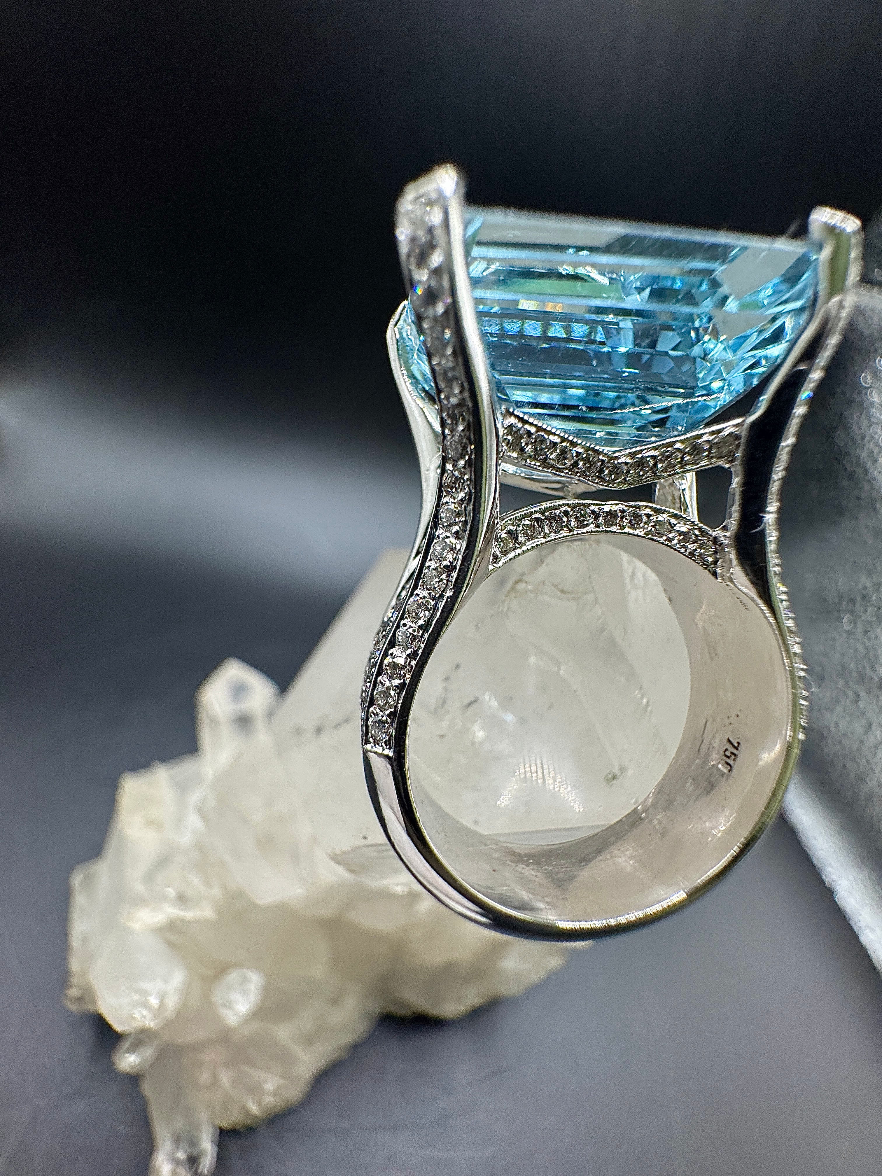 Prunkvoller Cocktailring in 18 Karat Weißgold mit feinem Aquamarin und Brillanten