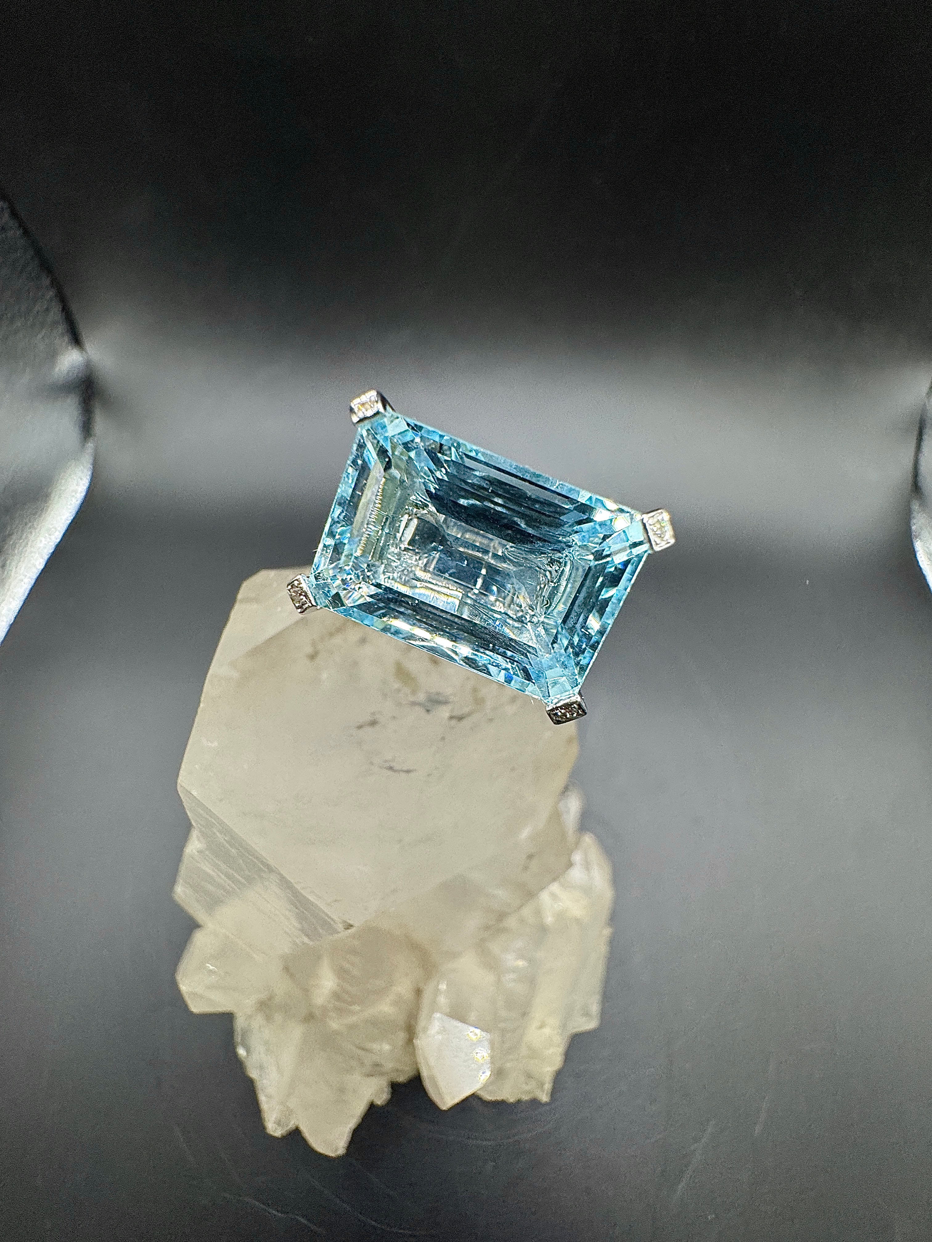 Prunkvoller Cocktailring in 18 Karat Weißgold mit feinem Aquamarin und Brillanten
