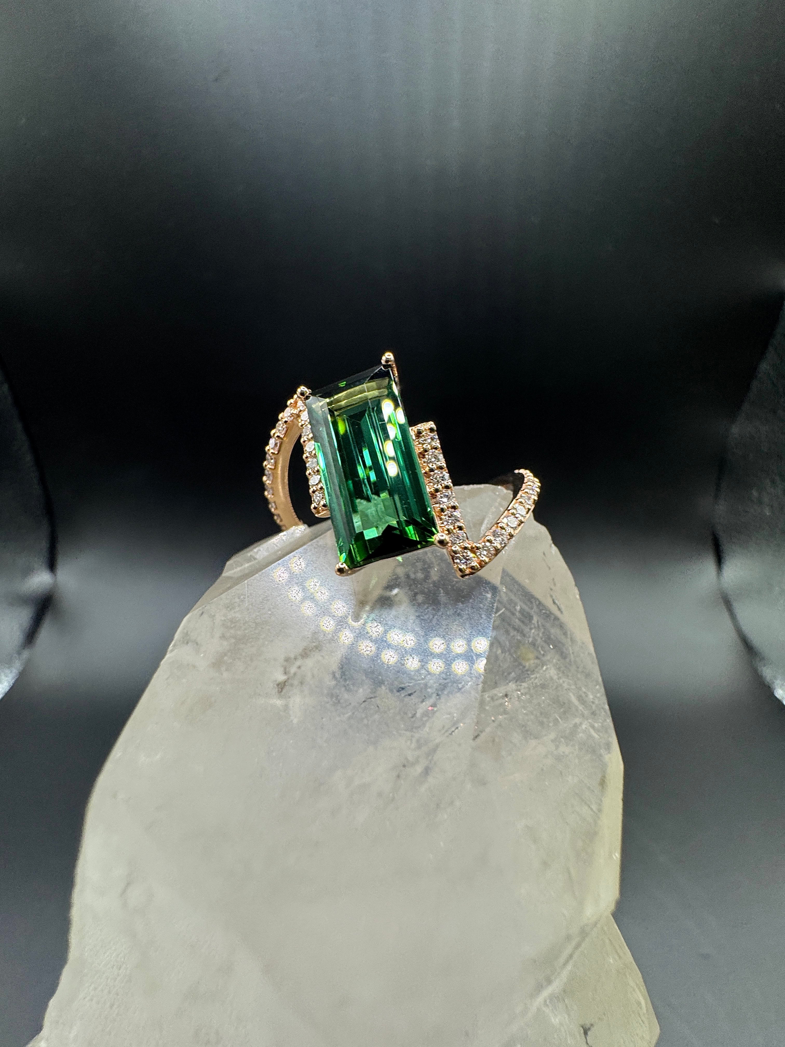 Eleganter Ring in 14 Karat Rosegold mit Lagoon-Turmalin & Brillanten