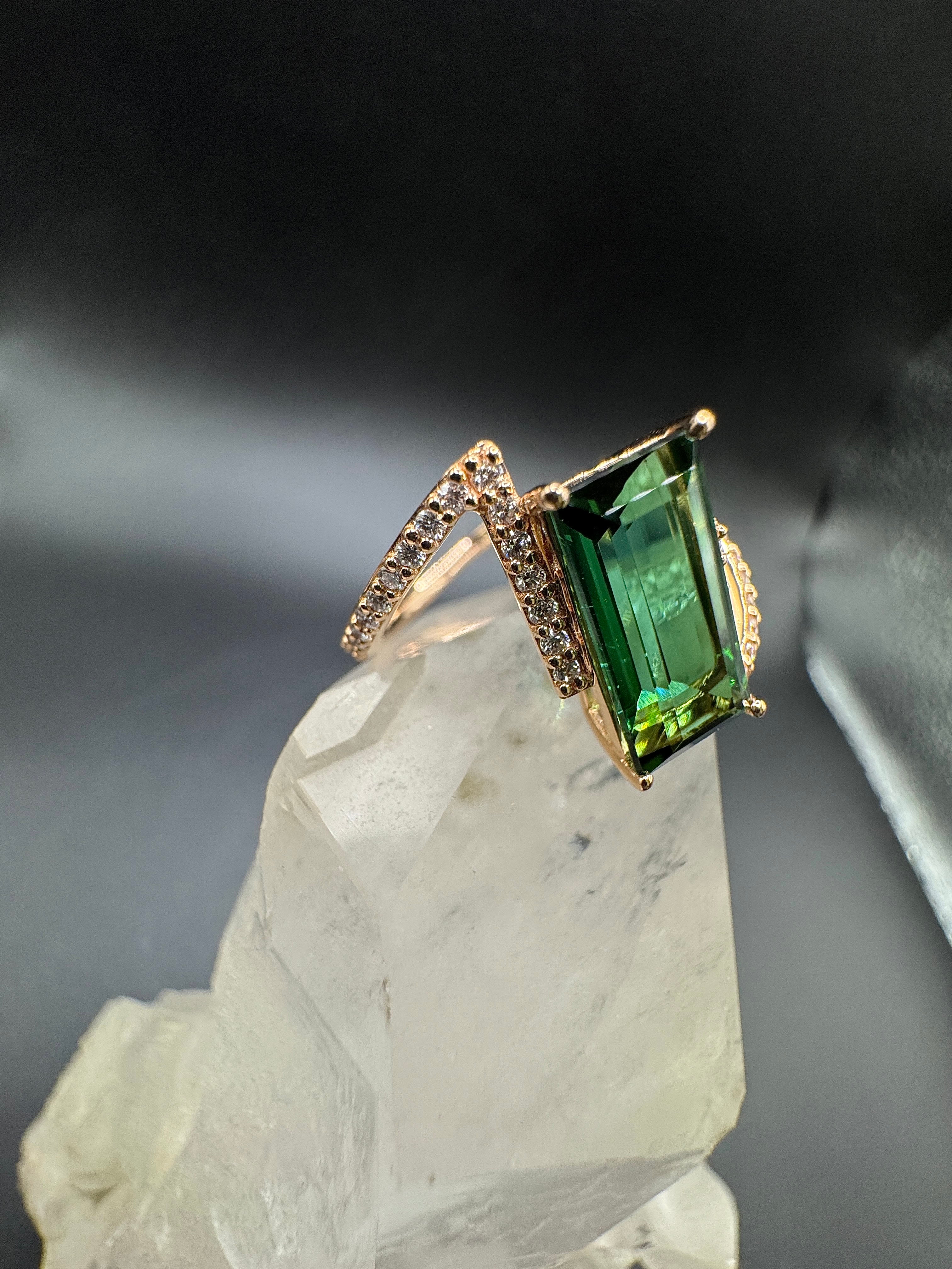 Eleganter Ring in 14 Karat Rosegold mit Lagoon-Turmalin & Brillanten