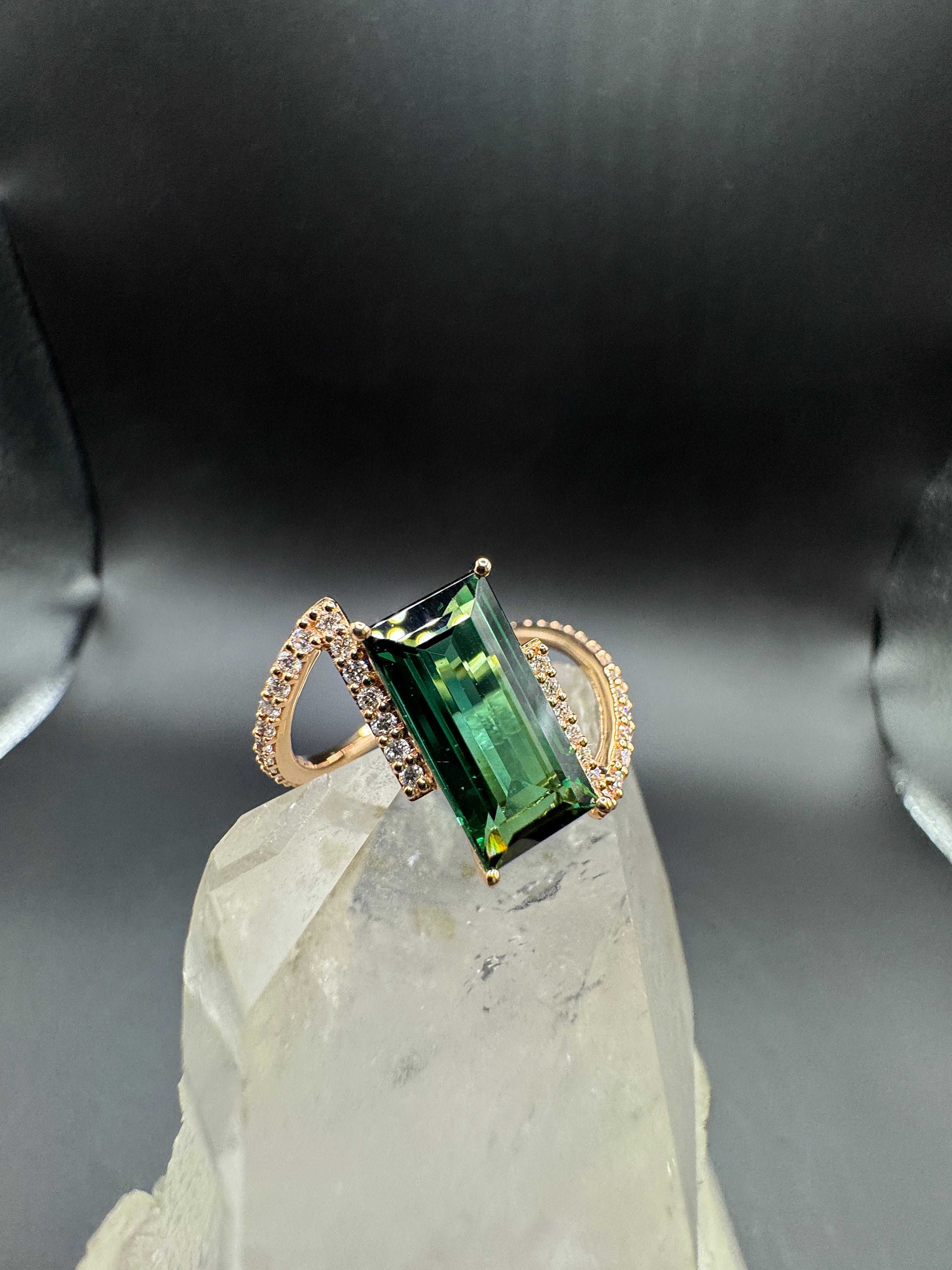 Eleganter Ring in 14 Karat Rosegold mit Lagoon-Turmalin & Brillanten