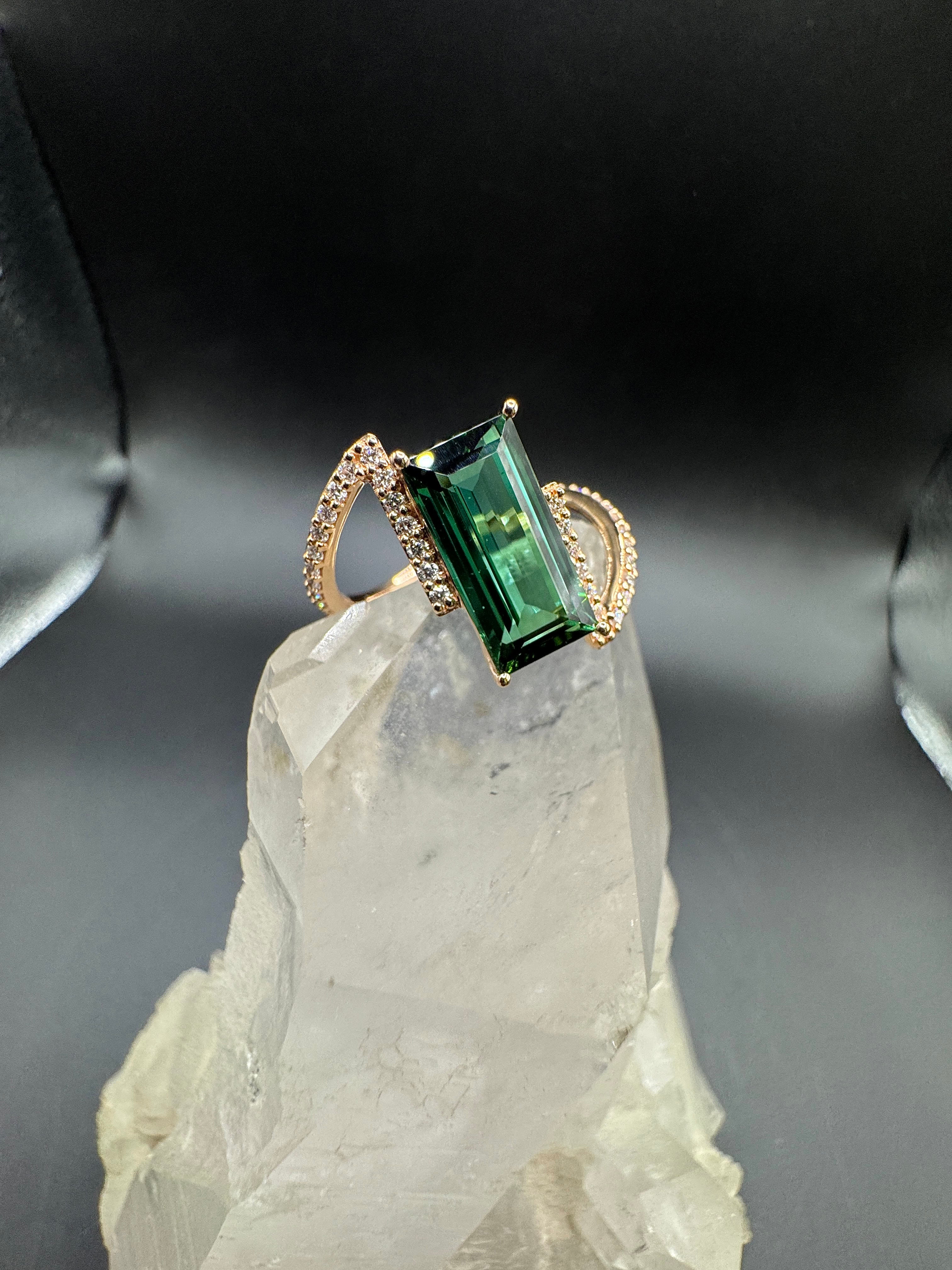 Eleganter Ring in 14 Karat Rosegold mit Lagoon-Turmalin & Brillanten