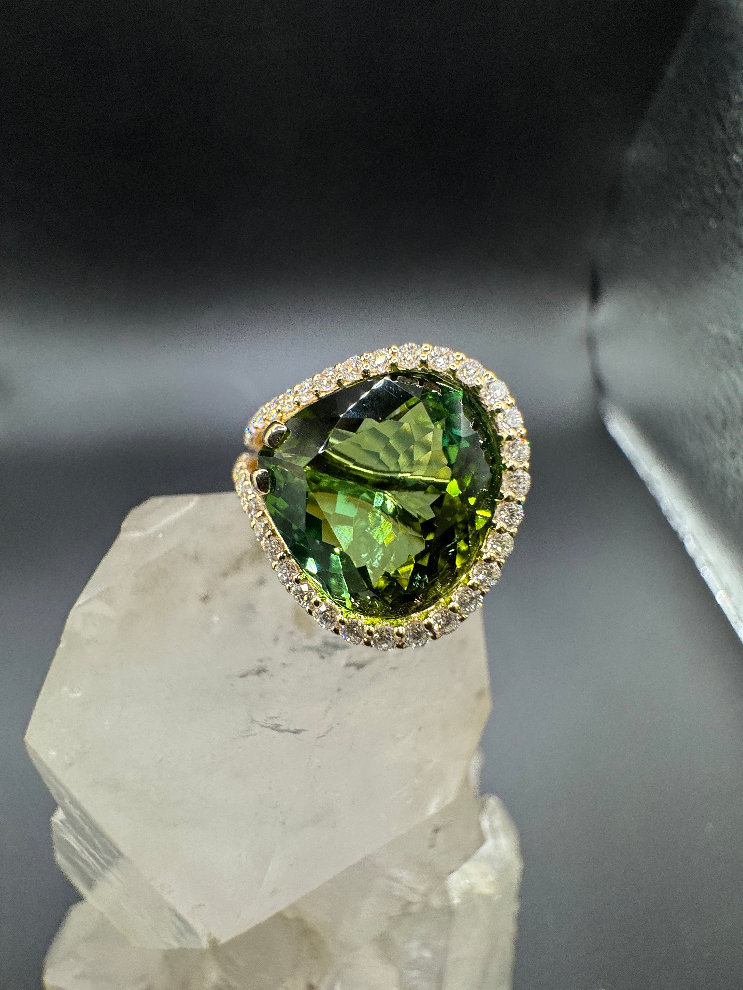 Edler Ring in 14 Karat Gelbgold mit hochfeinem Lagoon-Turmalin & Brillanten