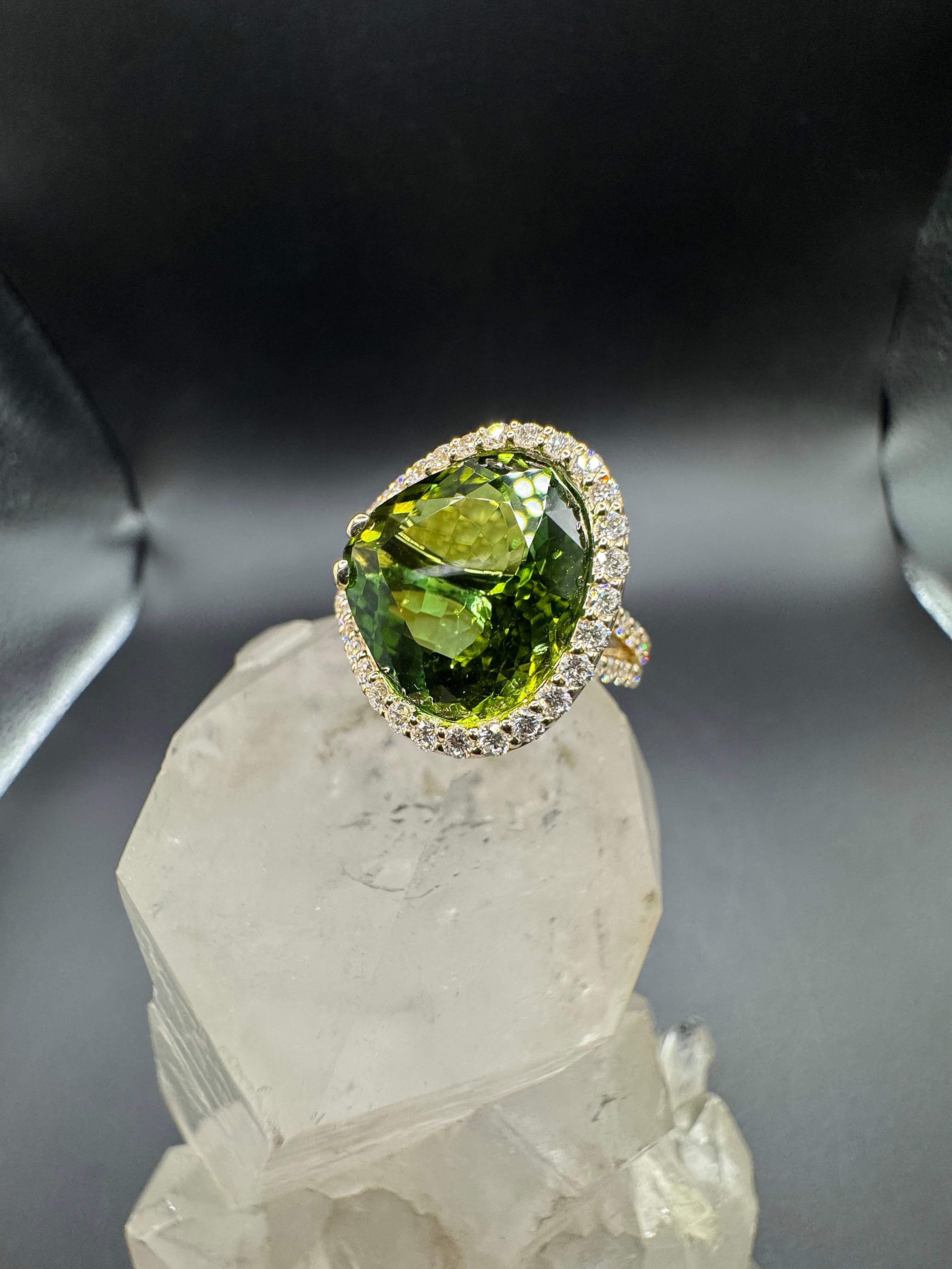Edler Ring in 14 Karat Gelbgold mit hochfeinem Lagoon-Turmalin & Brillanten