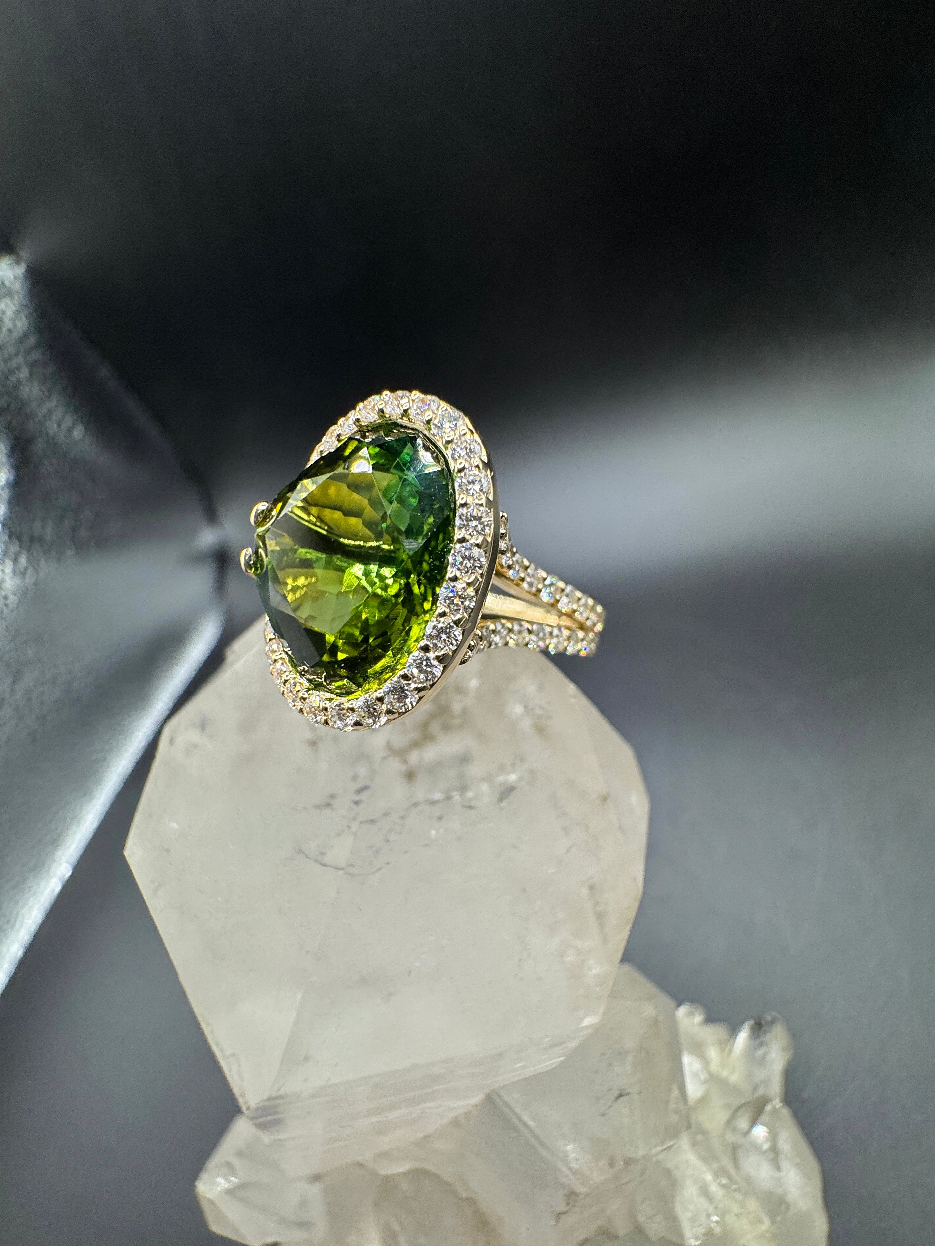 Edler Ring in 14 Karat Gelbgold mit hochfeinem Lagoon-Turmalin & Brillanten