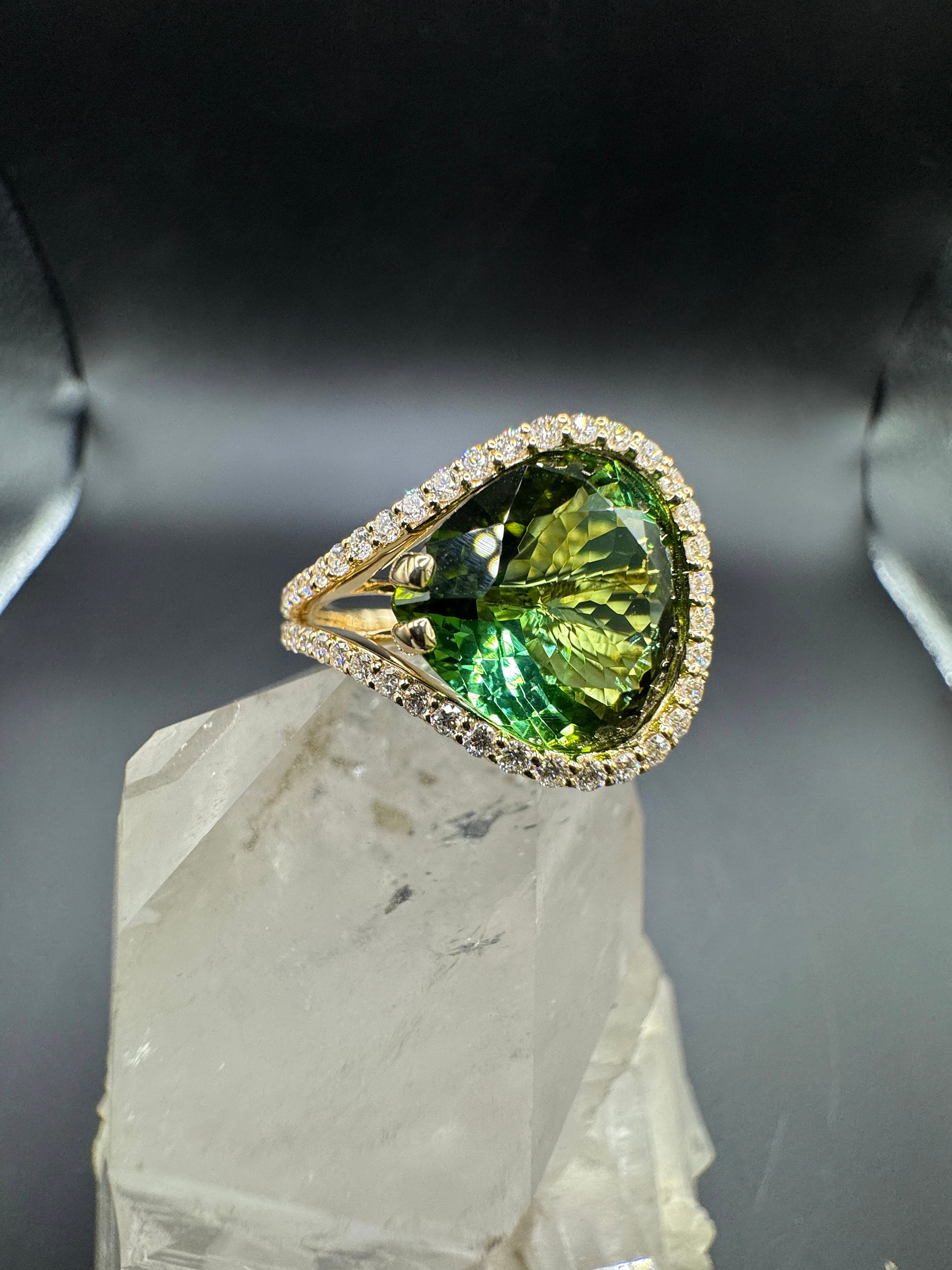 Edler Ring in 14 Karat Gelbgold mit hochfeinem Lagoon-Turmalin & Brillanten