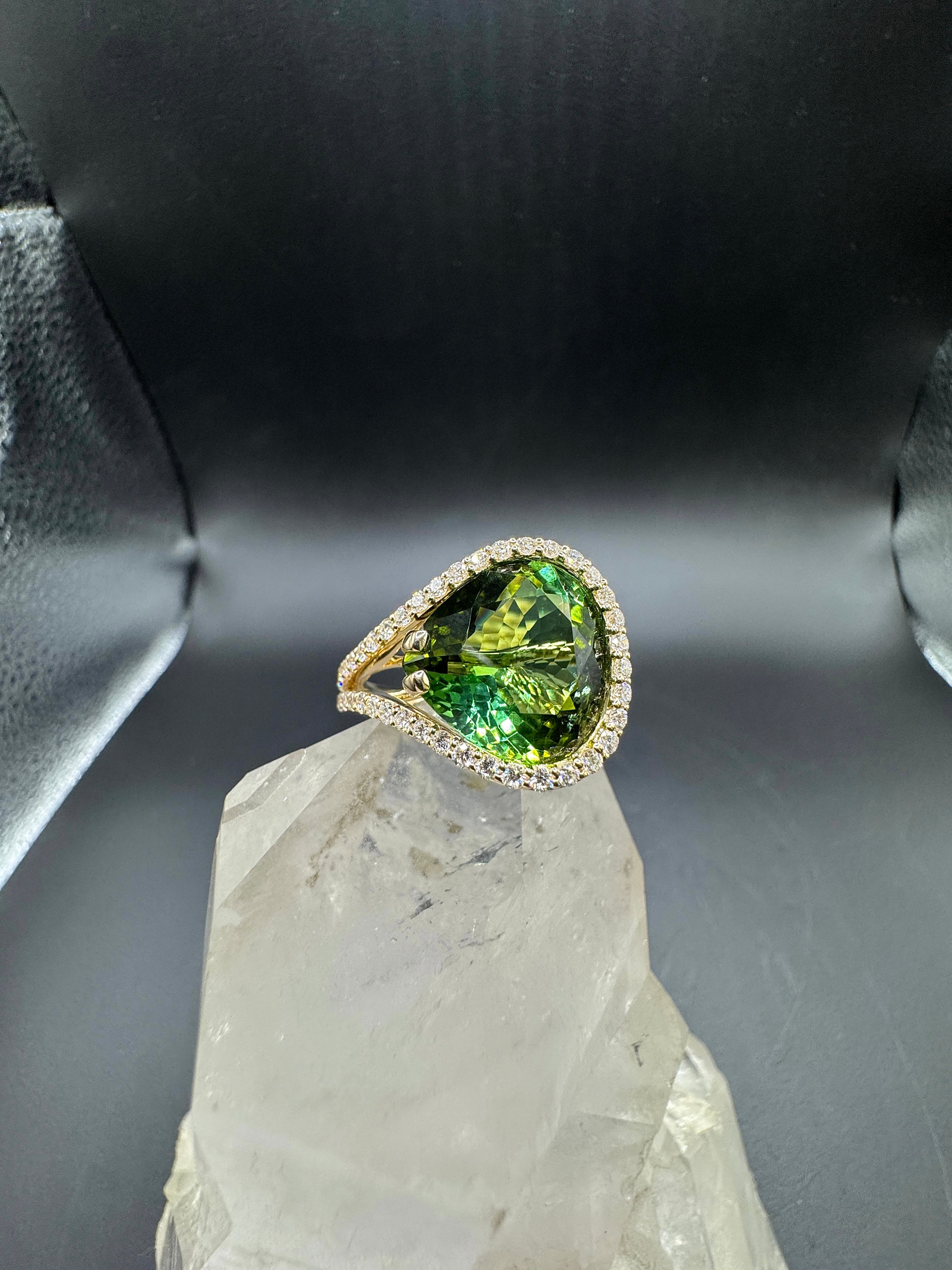 Edler Ring in 14 Karat Gelbgold mit hochfeinem Lagoon-Turmalin & Brillanten