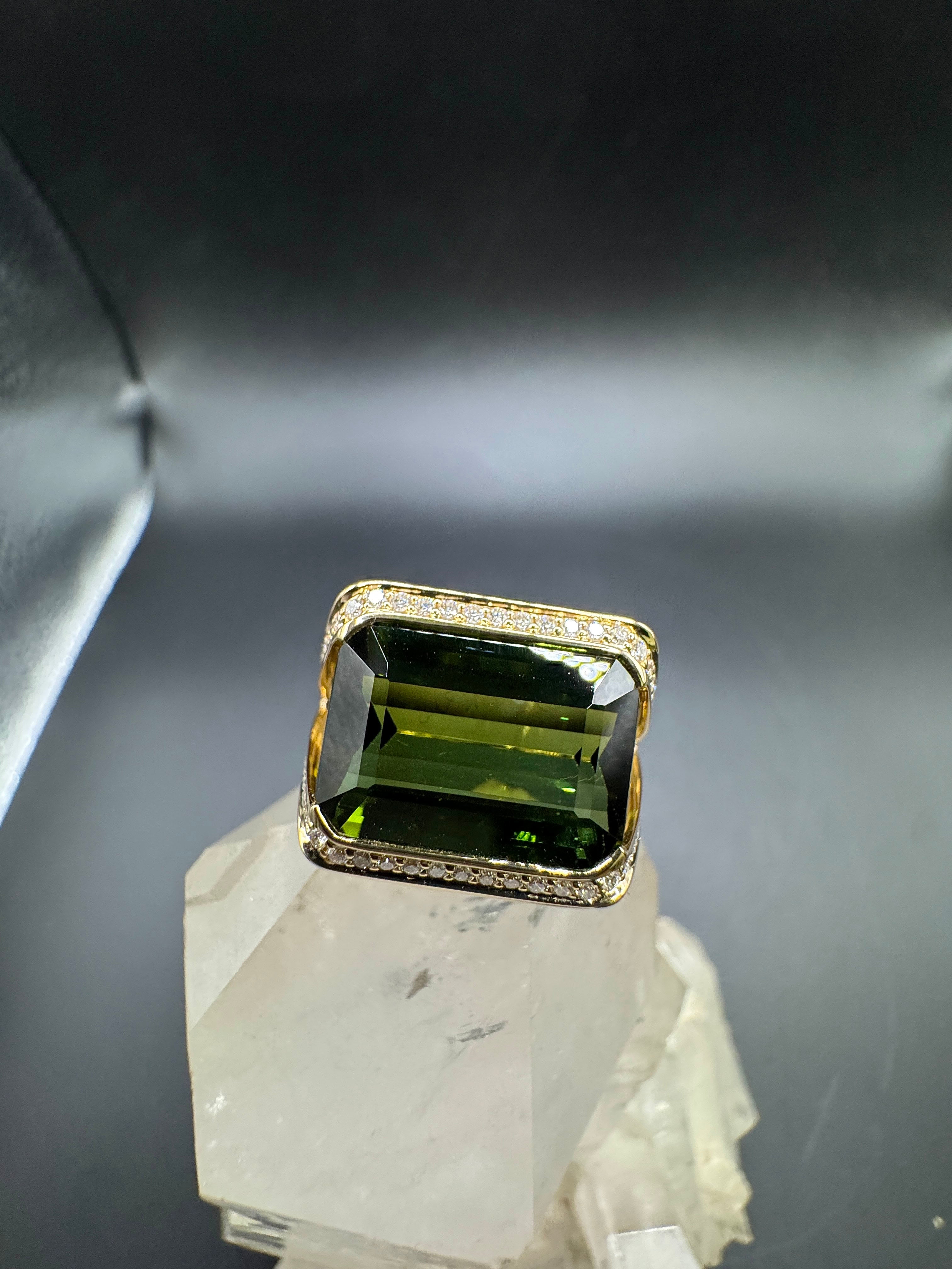Beeindruckender Ring in 14 Karat Gelbgold mit großem Turmalin & feinen Brillanten