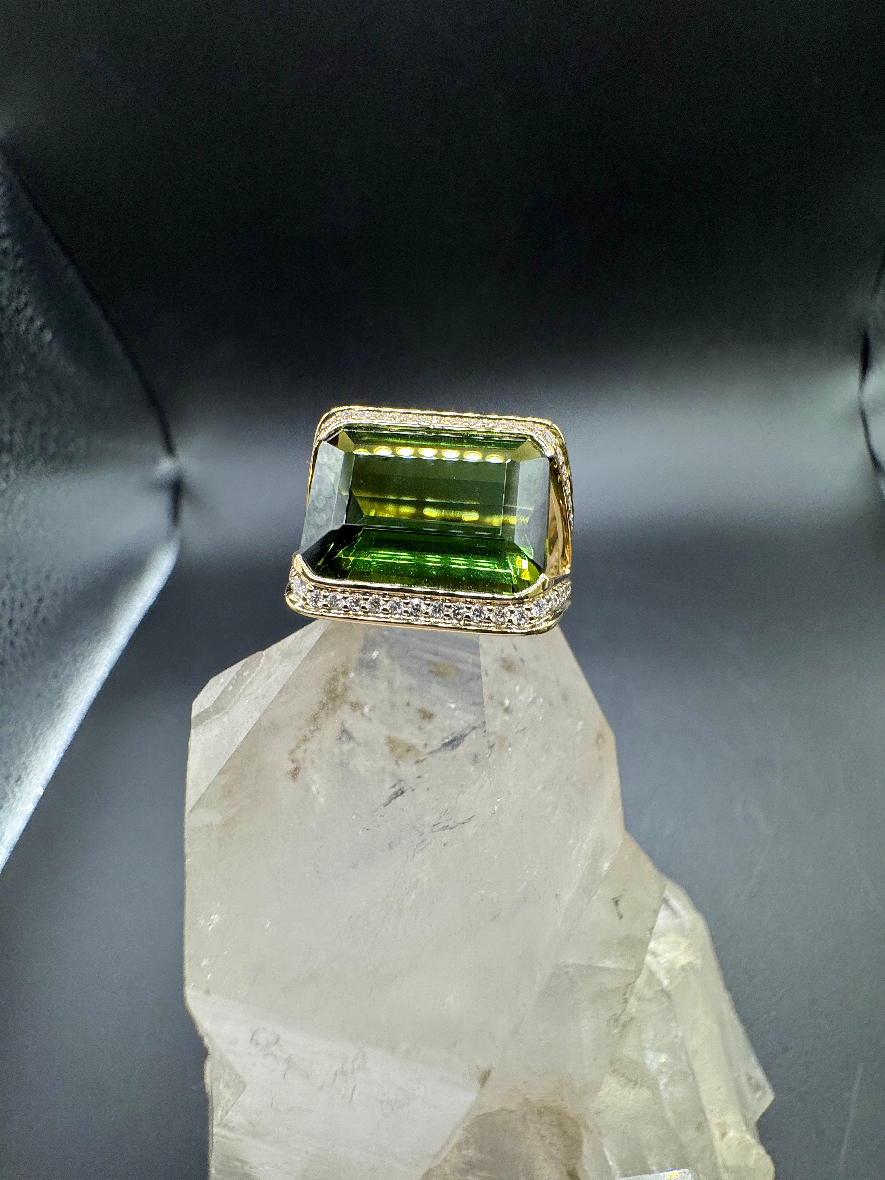 Beeindruckender Ring in 14 Karat Gelbgold mit großem Turmalin & feinen Brillanten