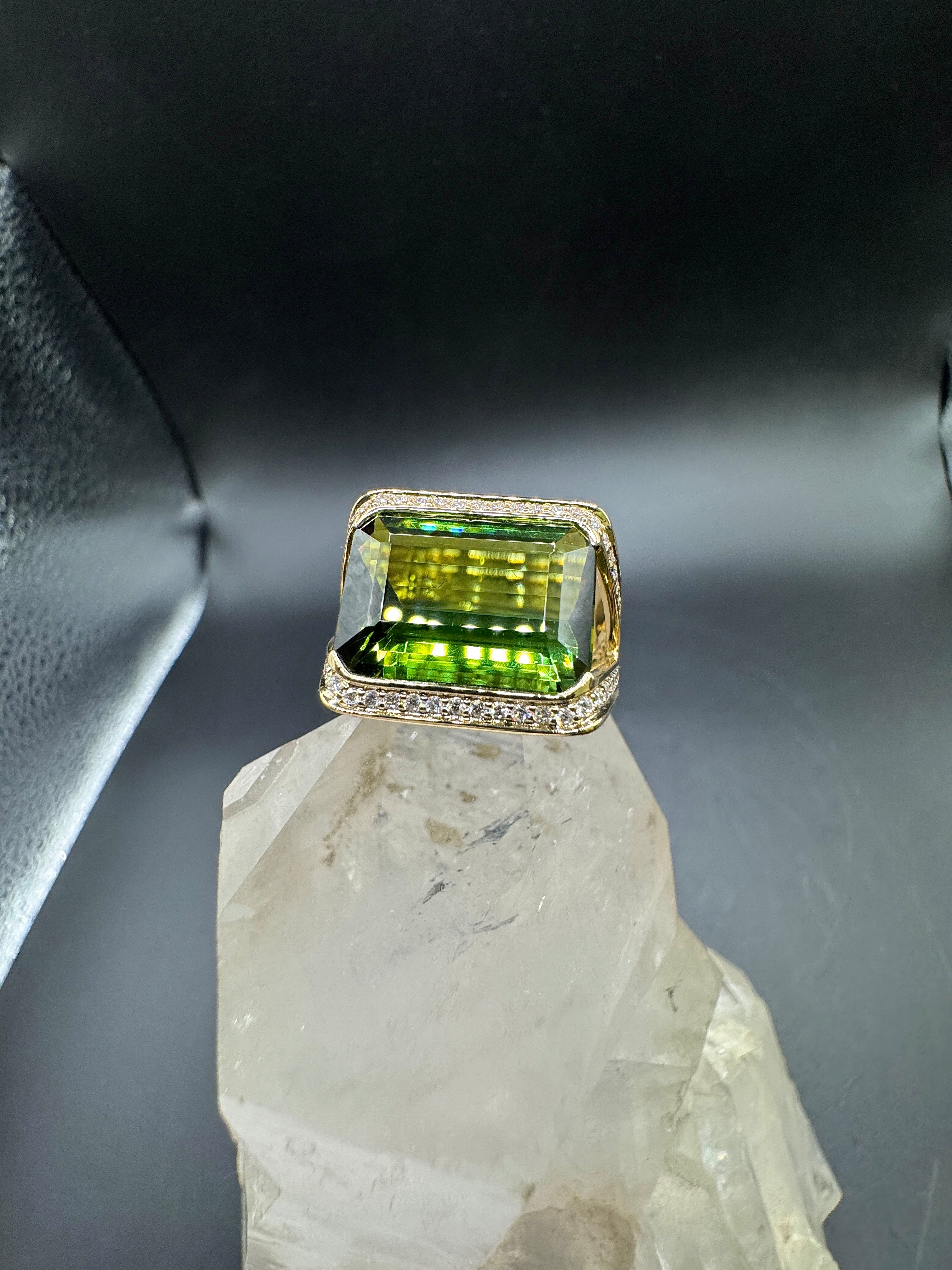 Beeindruckender Ring in 14 Karat Gelbgold mit großem Turmalin & feinen Brillanten