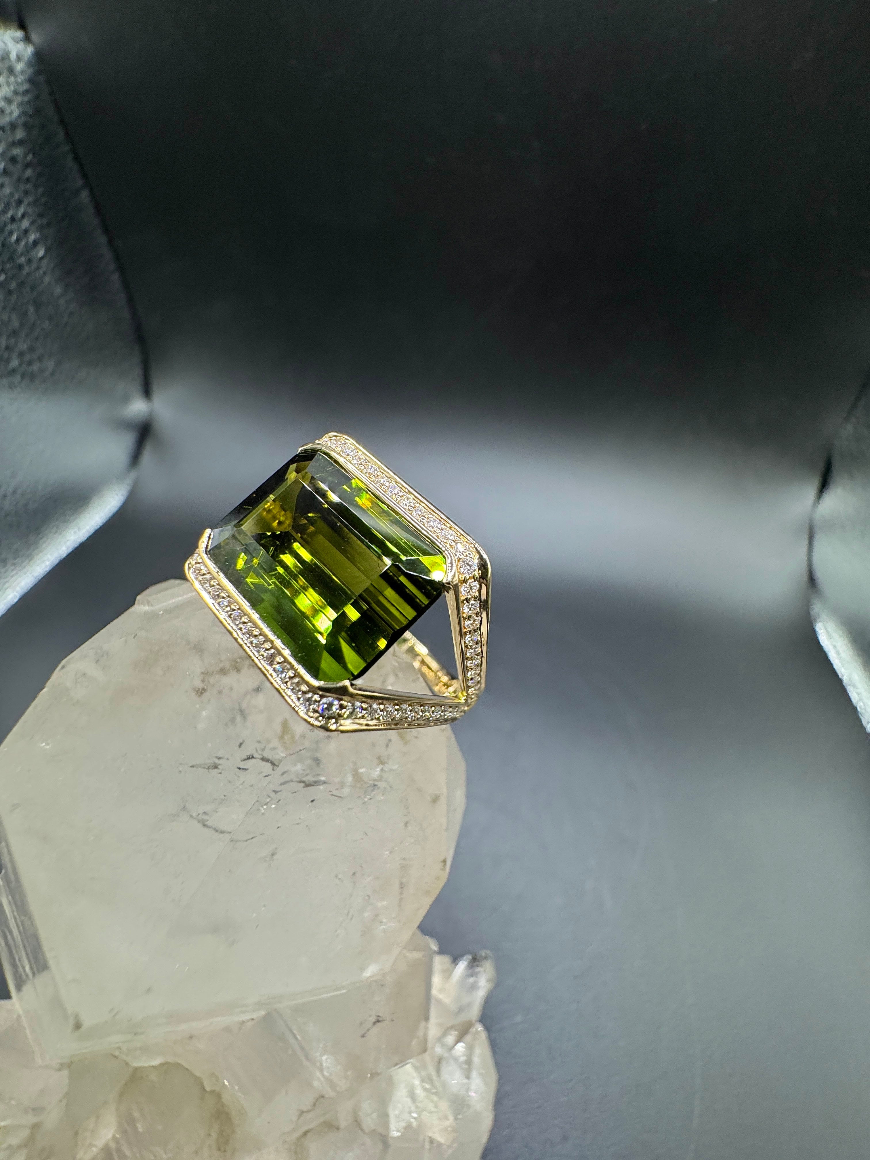 Beeindruckender Ring in 14 Karat Gelbgold mit großem Turmalin & feinen Brillanten