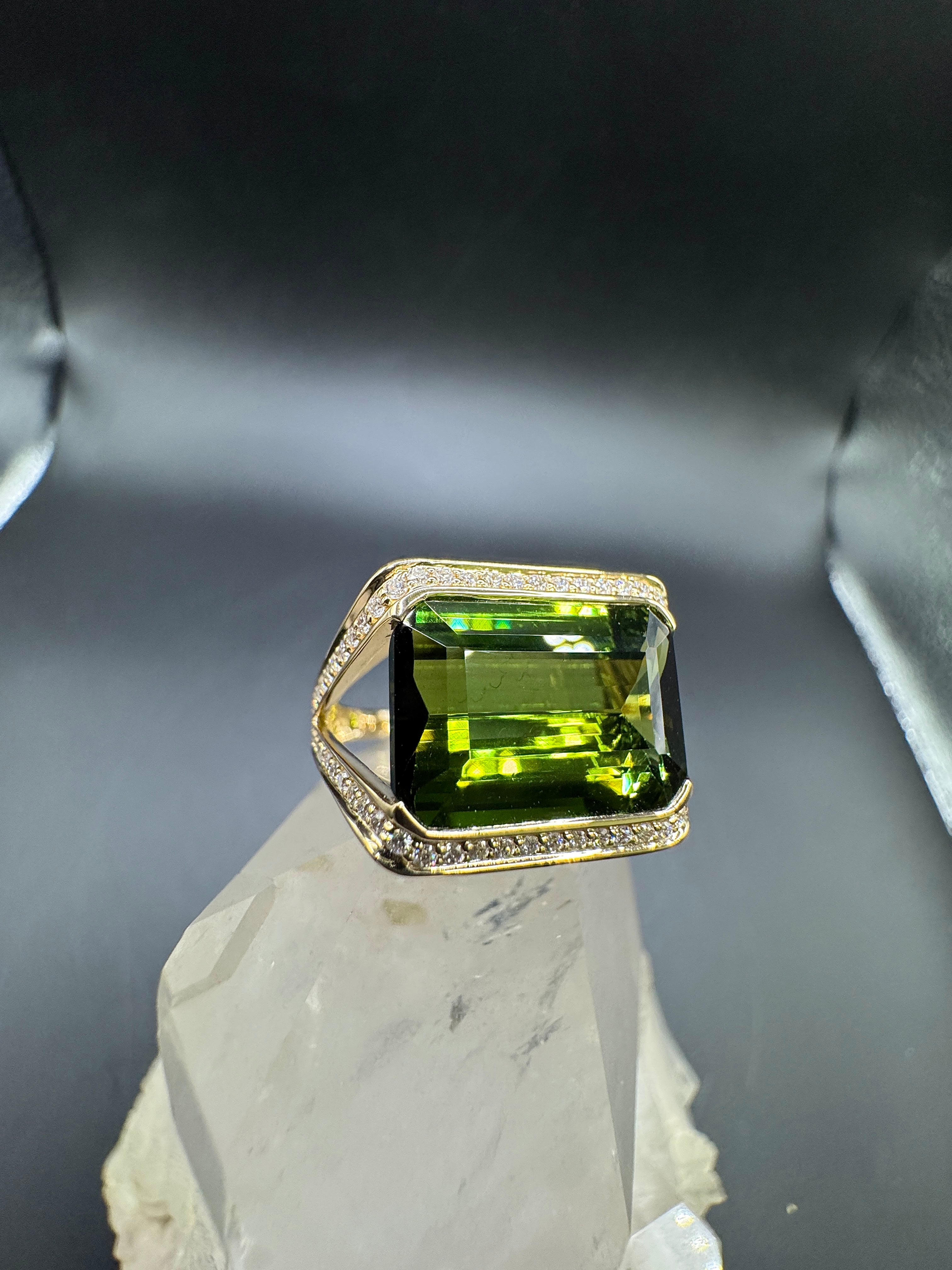 Beeindruckender Ring in 14 Karat Gelbgold mit großem Turmalin & feinen Brillanten