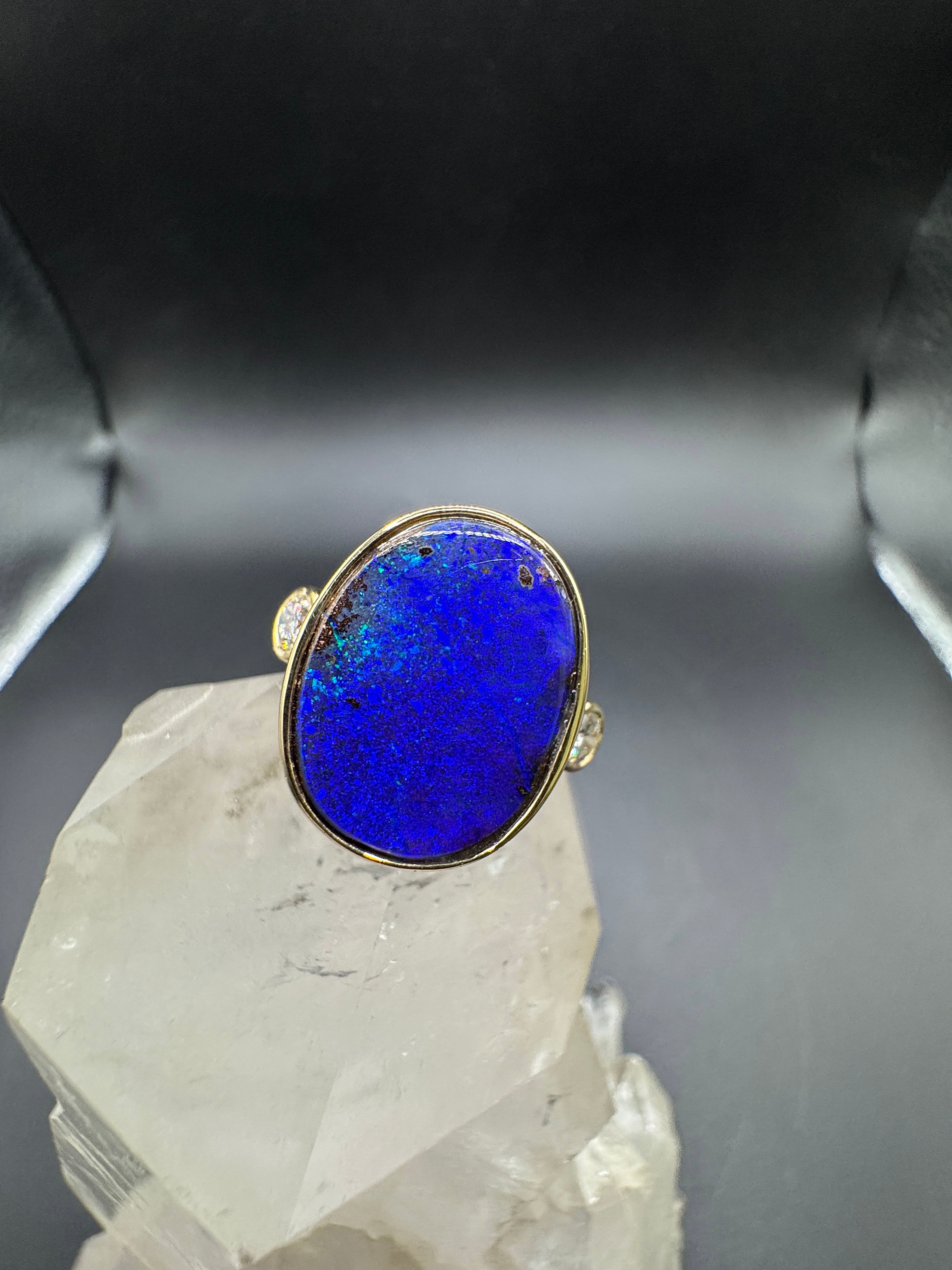 Eleganter Opalring in 18 Karat Gelbgold mit feinen Brillanten