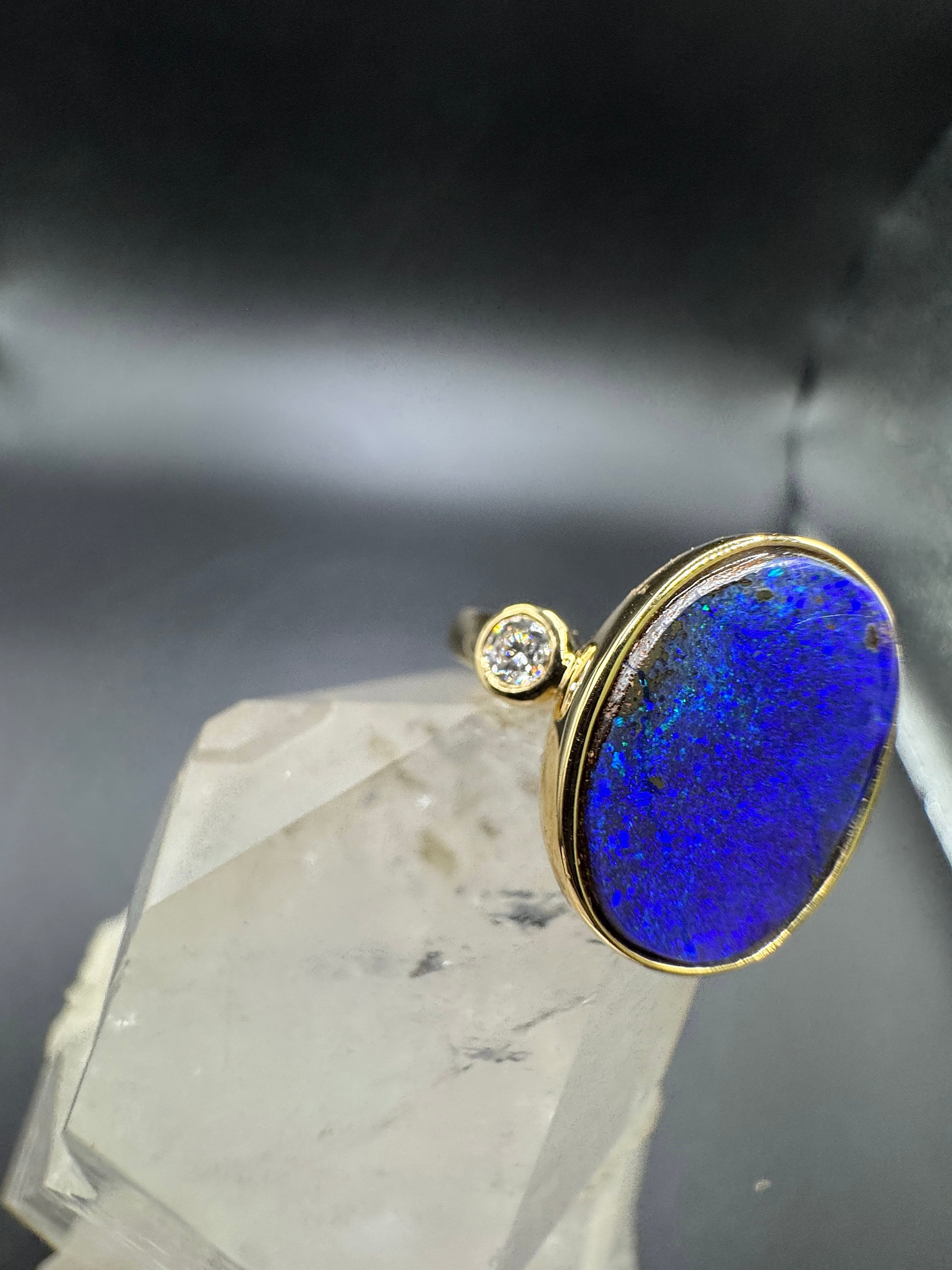 Eleganter Opalring in 18 Karat Gelbgold mit feinen Brillanten