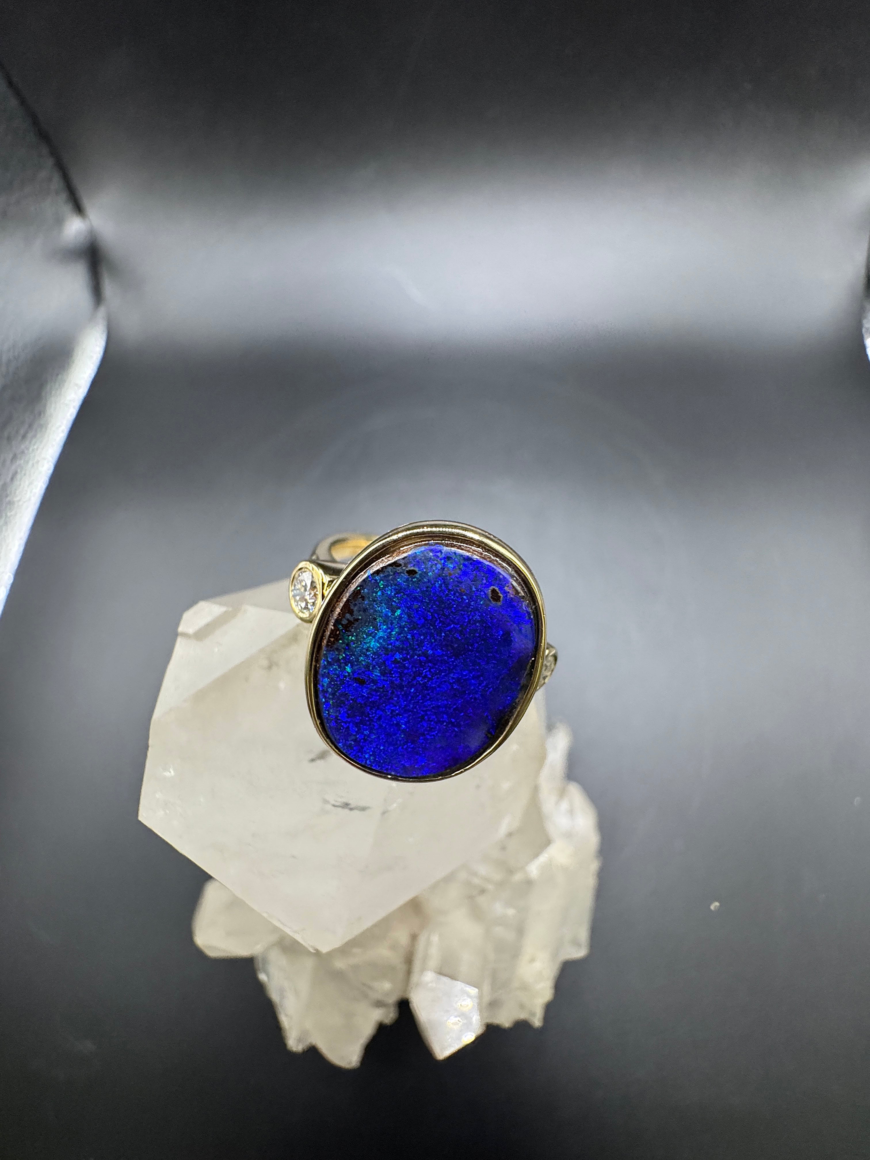 Eleganter Opalring in 18 Karat Gelbgold mit feinen Brillanten