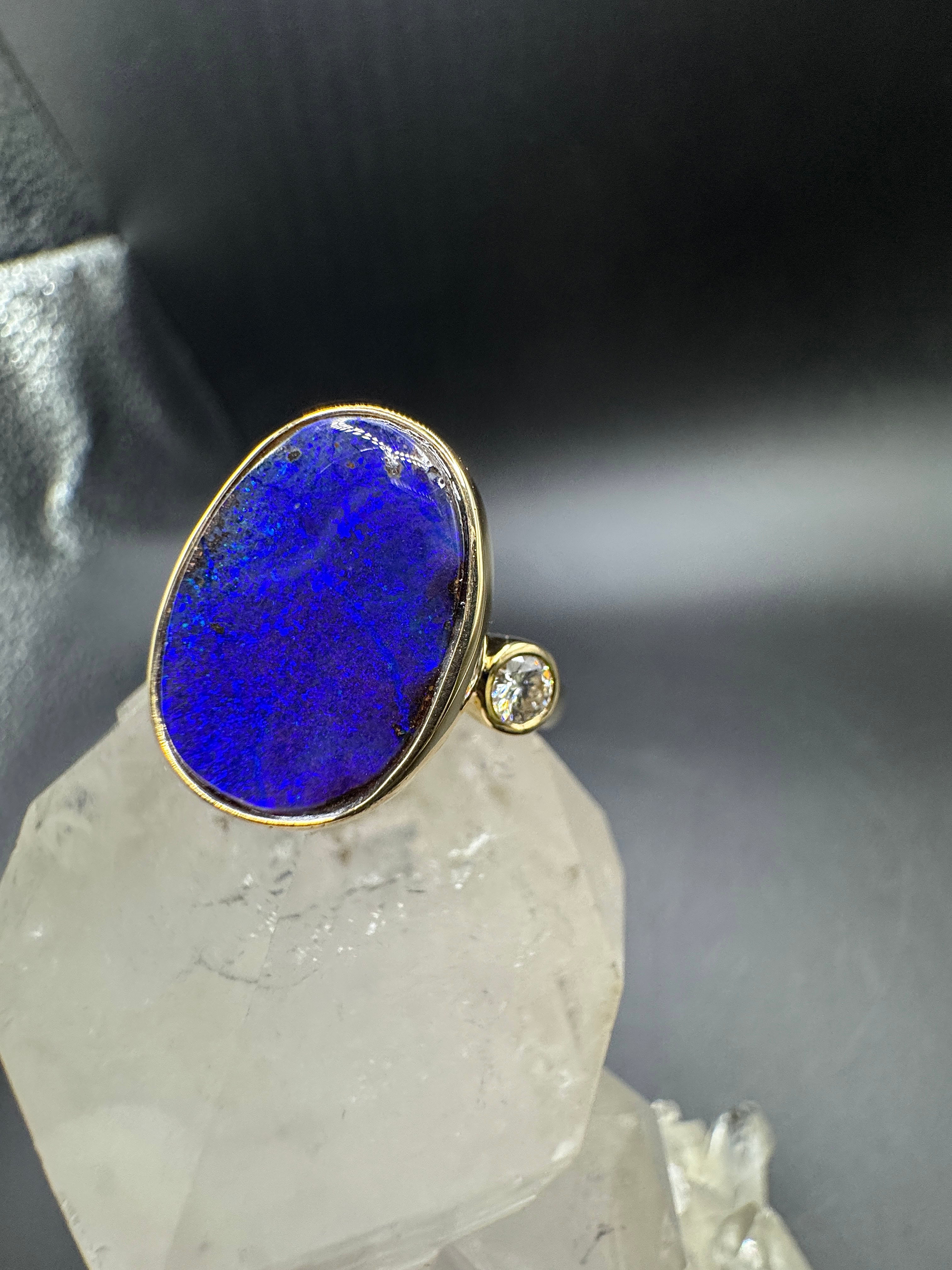 Eleganter Opalring in 18 Karat Gelbgold mit feinen Brillanten