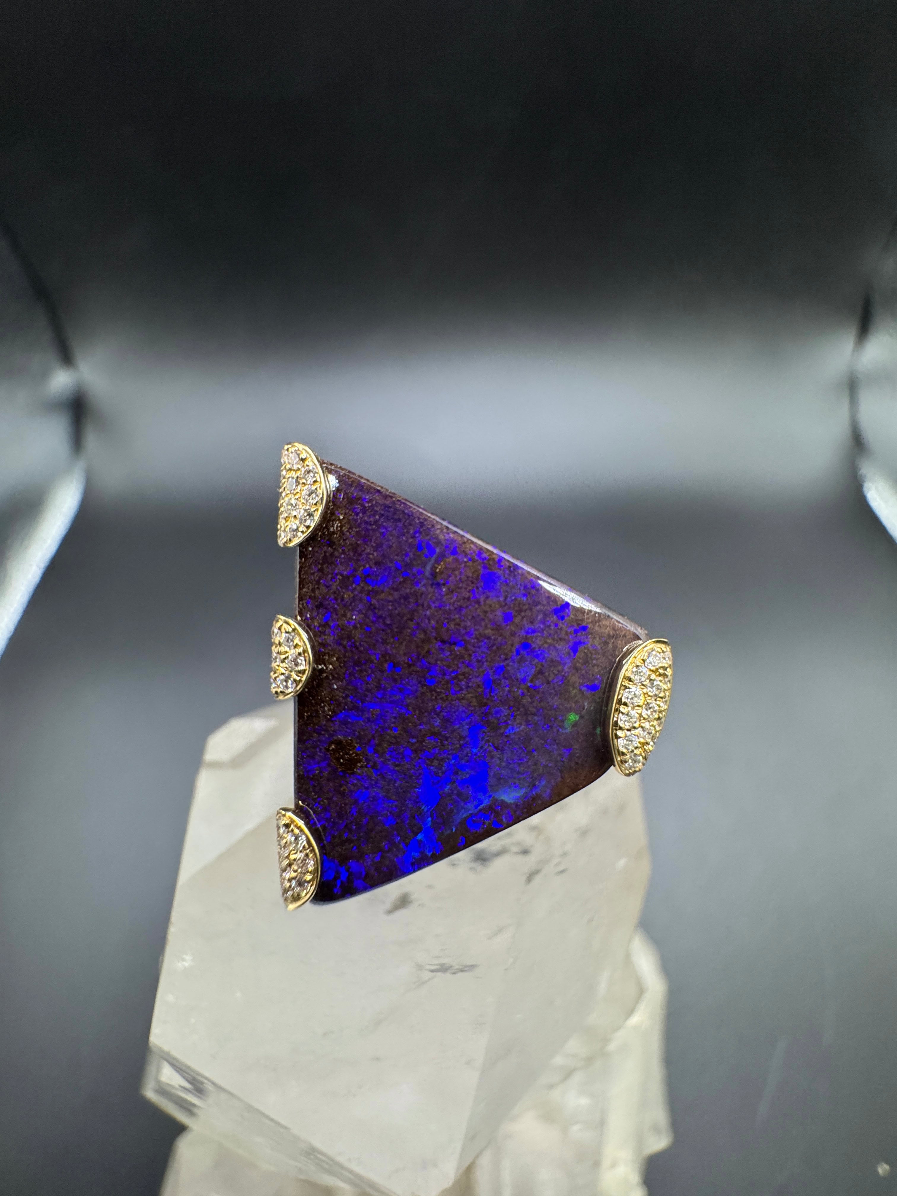 Edler Ring in 18 Karat Gelbgold mit Boulderopal & Brillanten