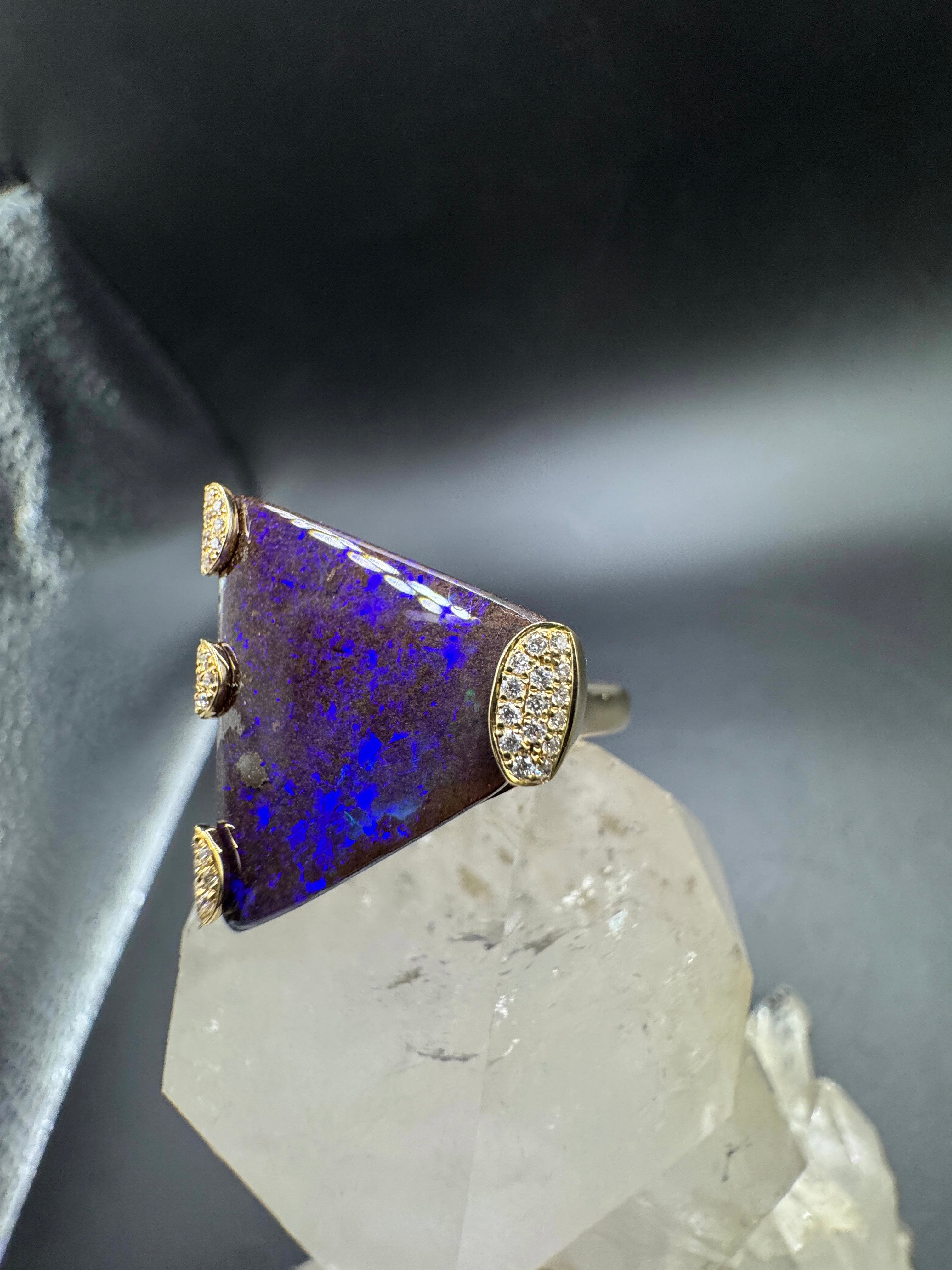 Edler Ring in 18 Karat Gelbgold mit Boulderopal & Brillanten