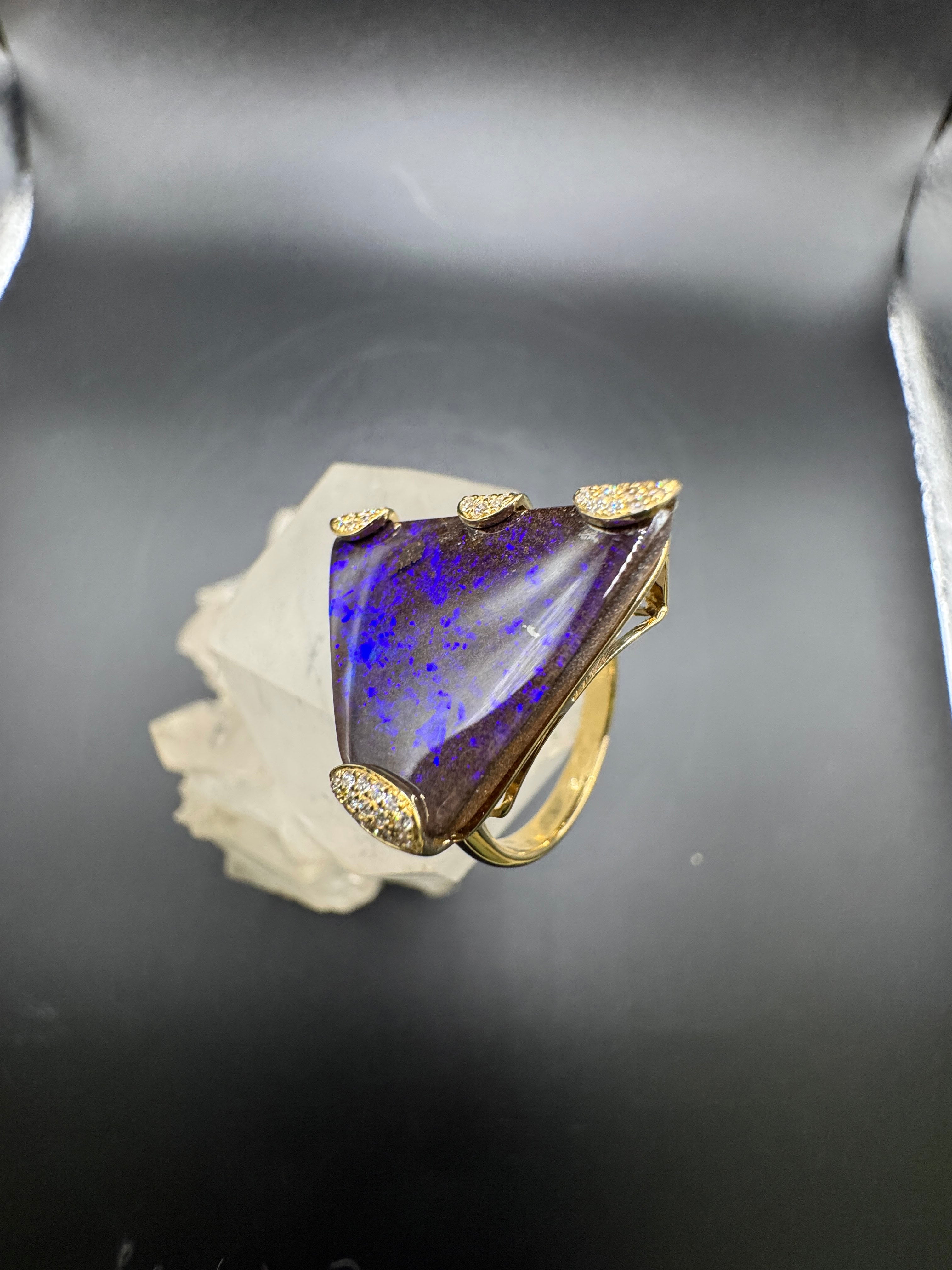 Edler Ring in 18 Karat Gelbgold mit Boulderopal & Brillanten