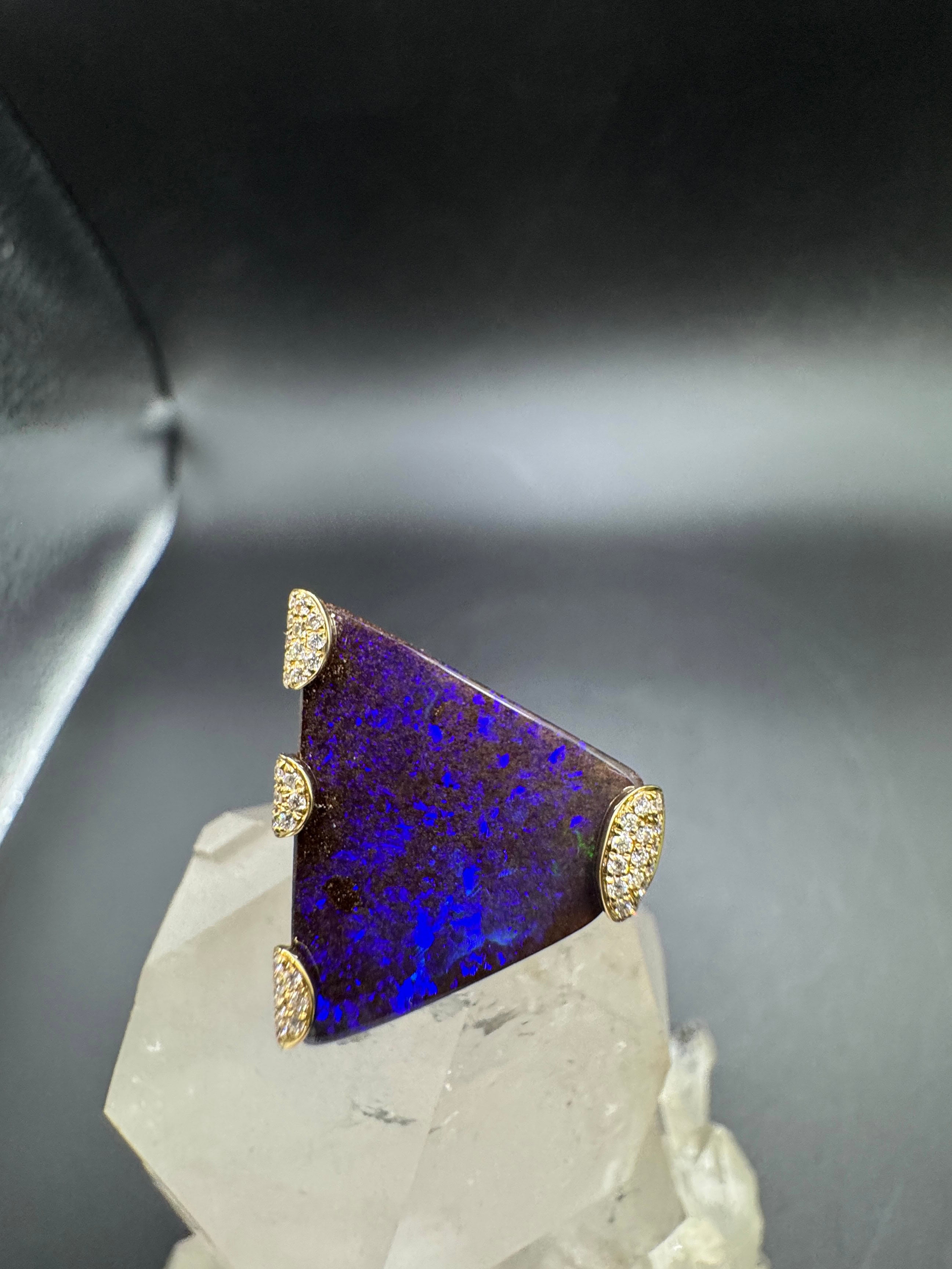 Edler Ring in 18 Karat Gelbgold mit Boulderopal & Brillanten