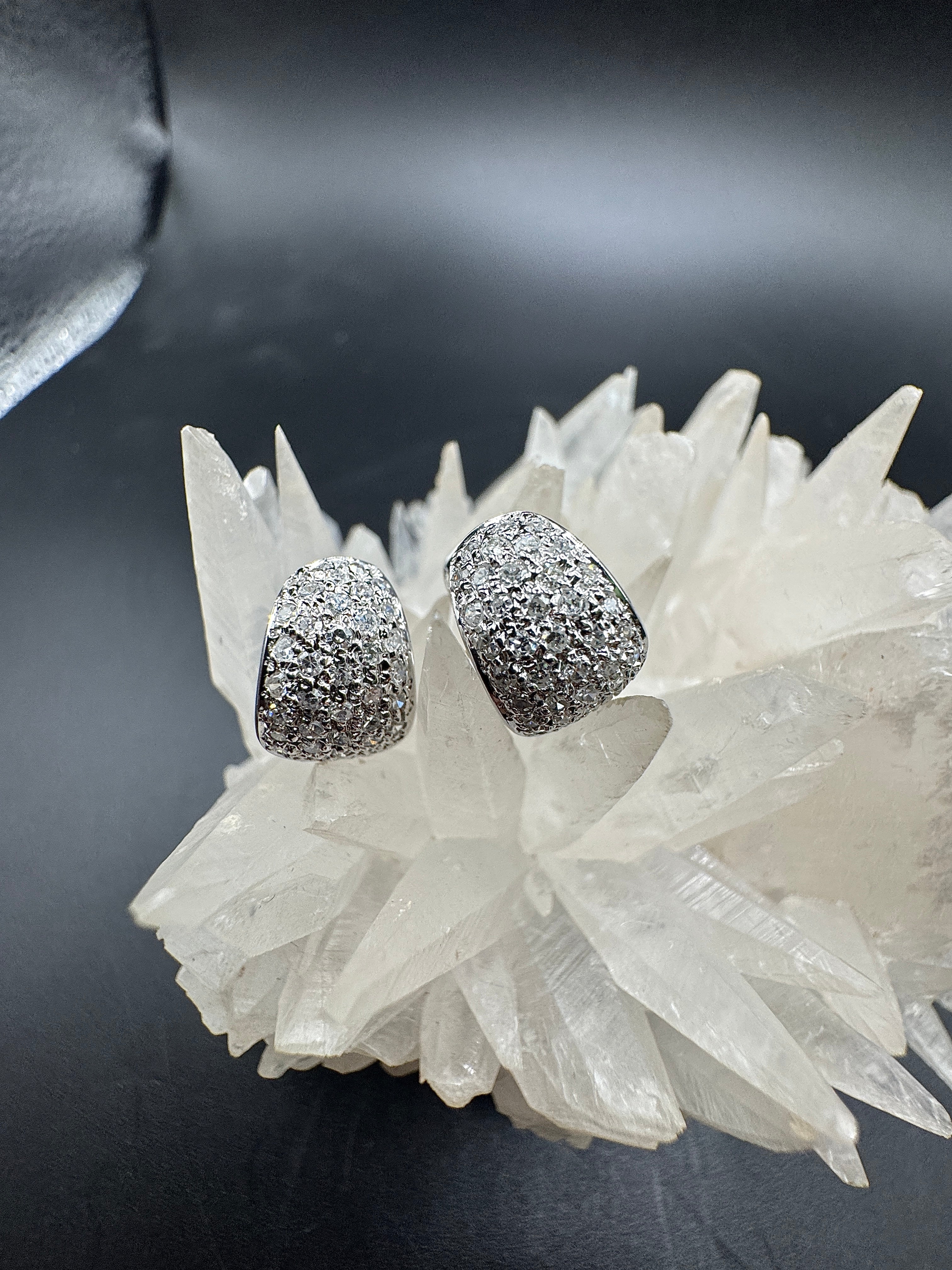 Edle Kreolen in 18 Karat Weißgold ausgefasst mit 76 Diamanten
