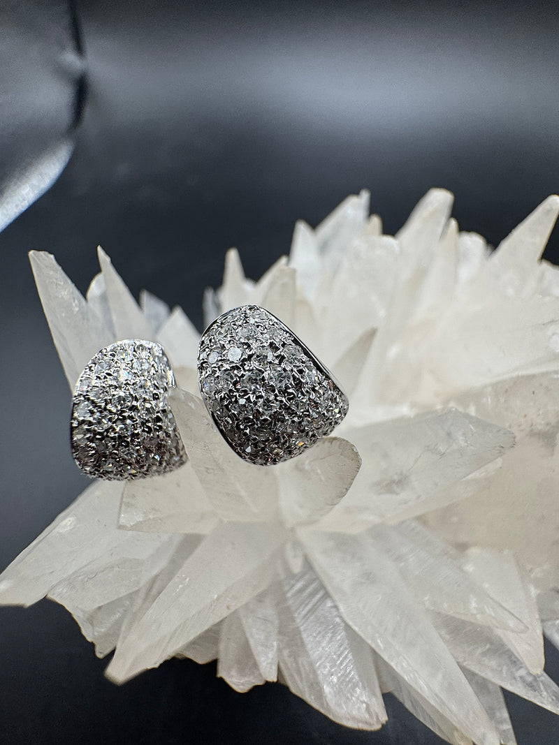 Edle Kreolen in 18 Karat Weißgold ausgefasst mit 76 Diamanten