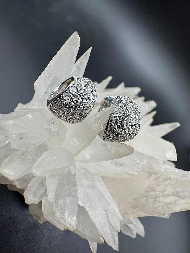 Edle Kreolen in 18 Karat Weißgold ausgefasst mit 76 Diamanten