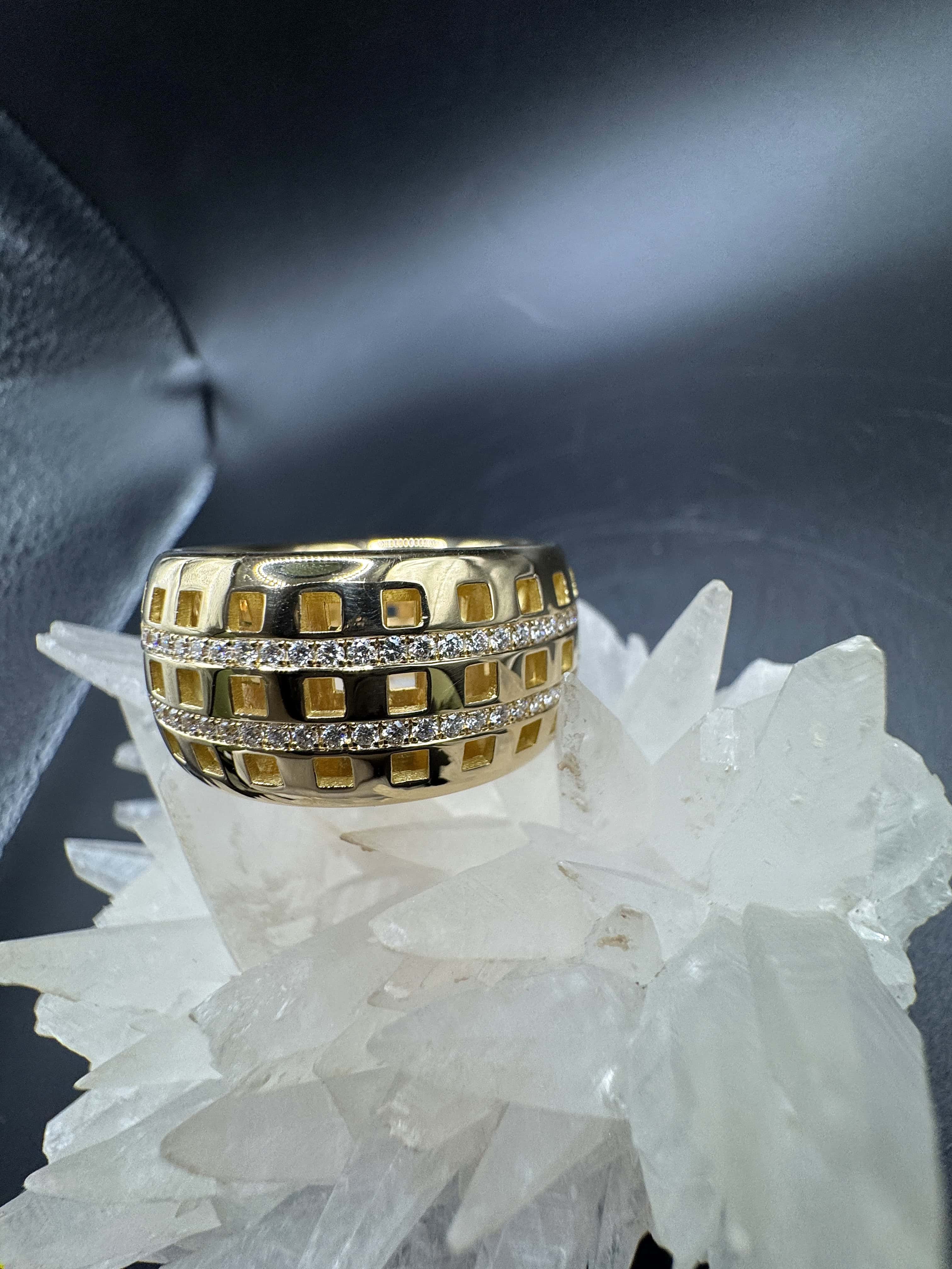 Riesiger Memory Ring in 18 Karat Gelbgold mit feinen Brillanten von W. Häring