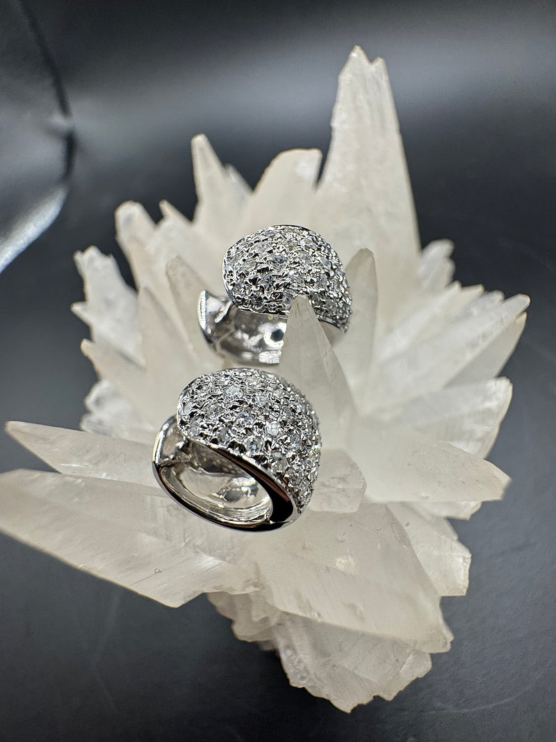 Edle Kreolen in 18 Karat Weißgold ausgefasst mit 76 Diamanten